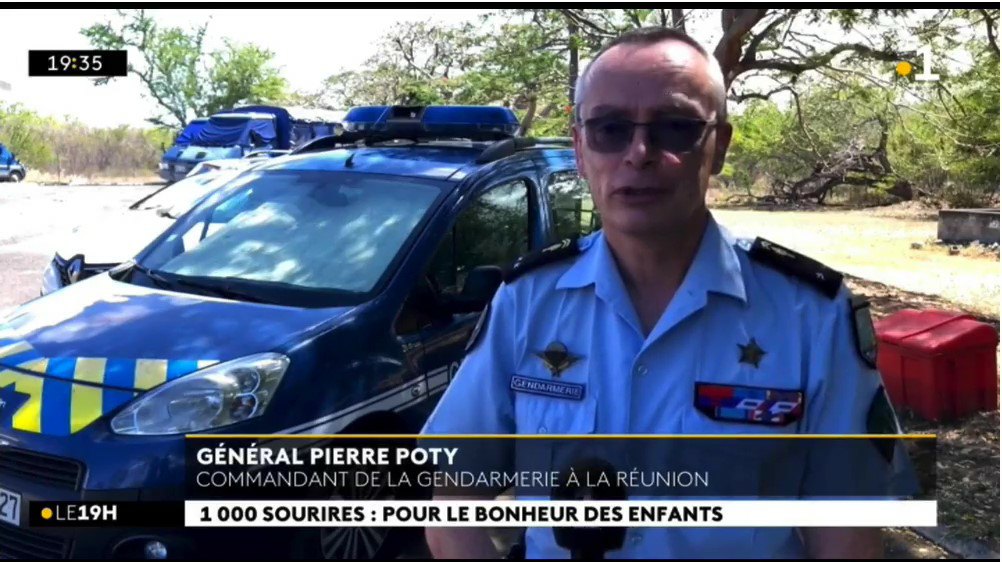 <center> Un tour de l'île  en hélicoptère<br>  avec la Gendarmerie de la Réunion<BR> pour cadeau de Noël