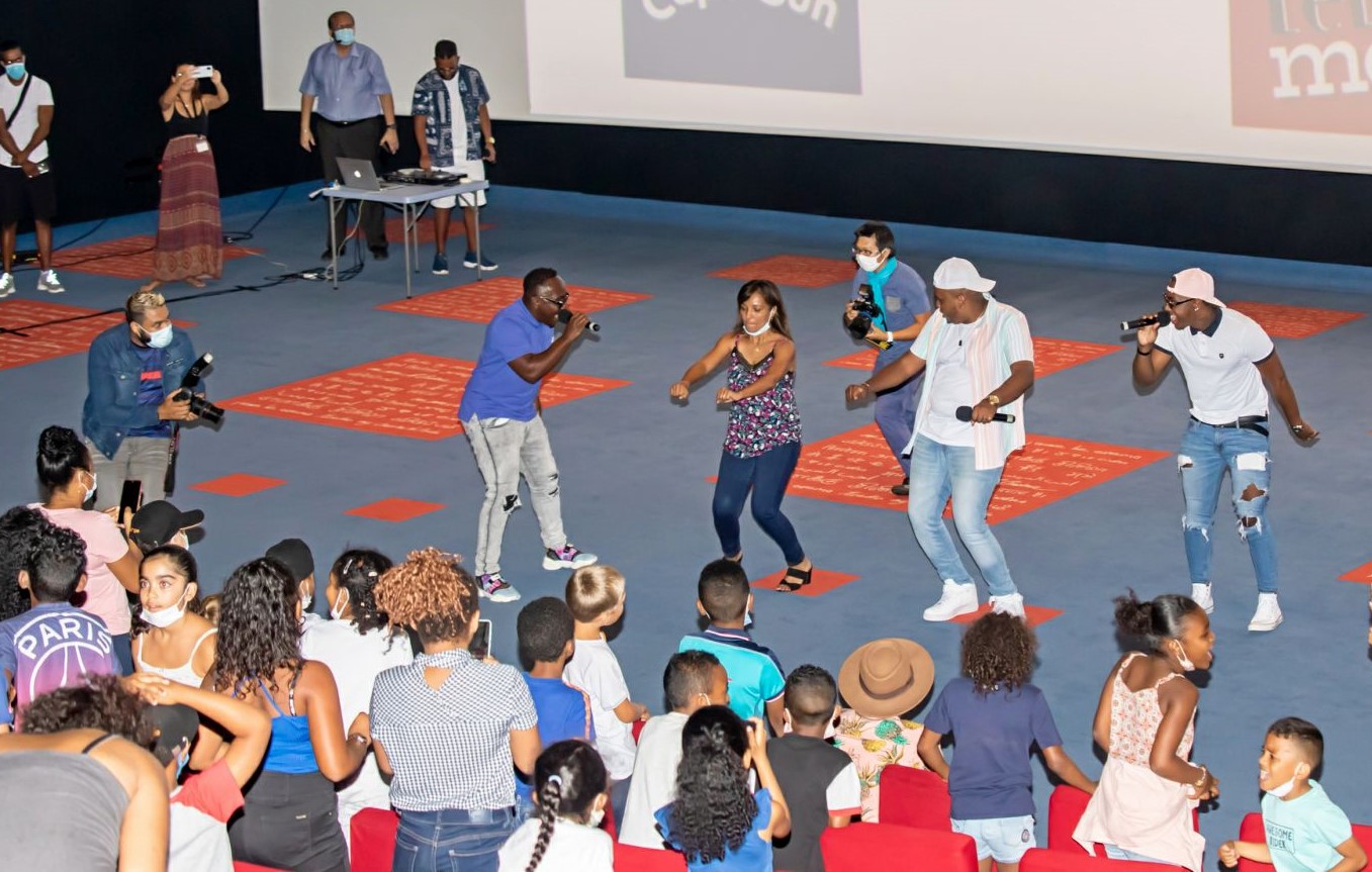 <center>Ciné Noël Orange : Des artistes péi font le show<br> pour 200 marmailles parrainés par 1000 Sourires <center>Ciné Noël Orange : Des artistes péi font le show<br> pour 200 marmailles parrainés par 1000 Sourires