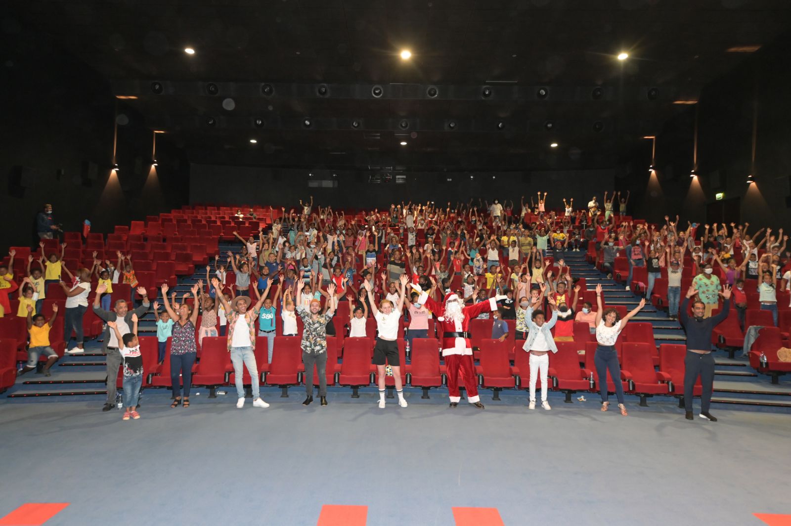 <center>Ciné Noël Orange : Des artistes péi font le show<br> pour 200 marmailles parrainés par 1000 Sourires