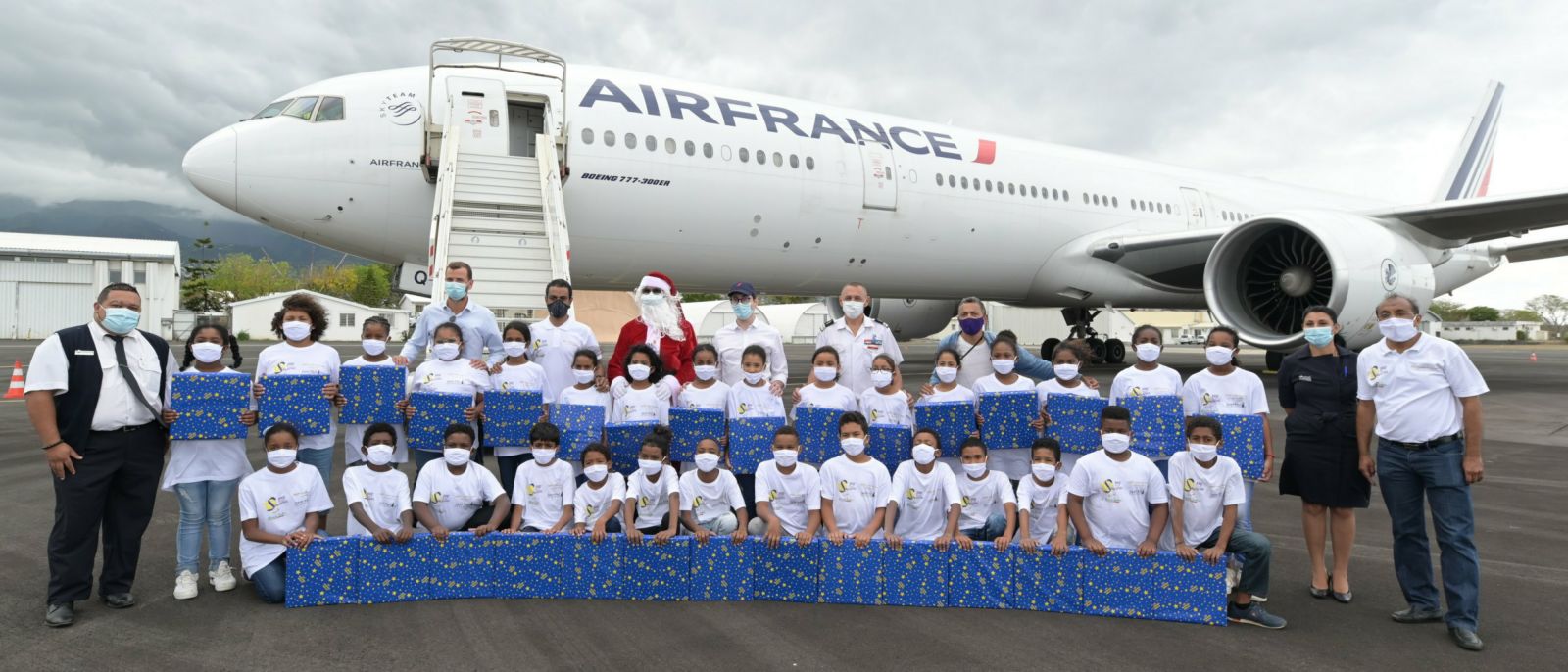 <center>1000 Sourires fête Noël avec Air France <br> et le Détachement Air 181