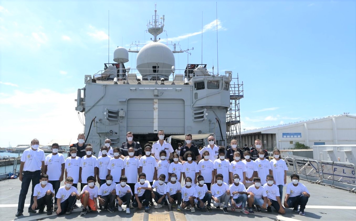 <center>Un Noël sur le Floréal : <br>La Base Navale du Port des Galets offre <br>un beau cadeau aux marmailles de 1000 Sourires