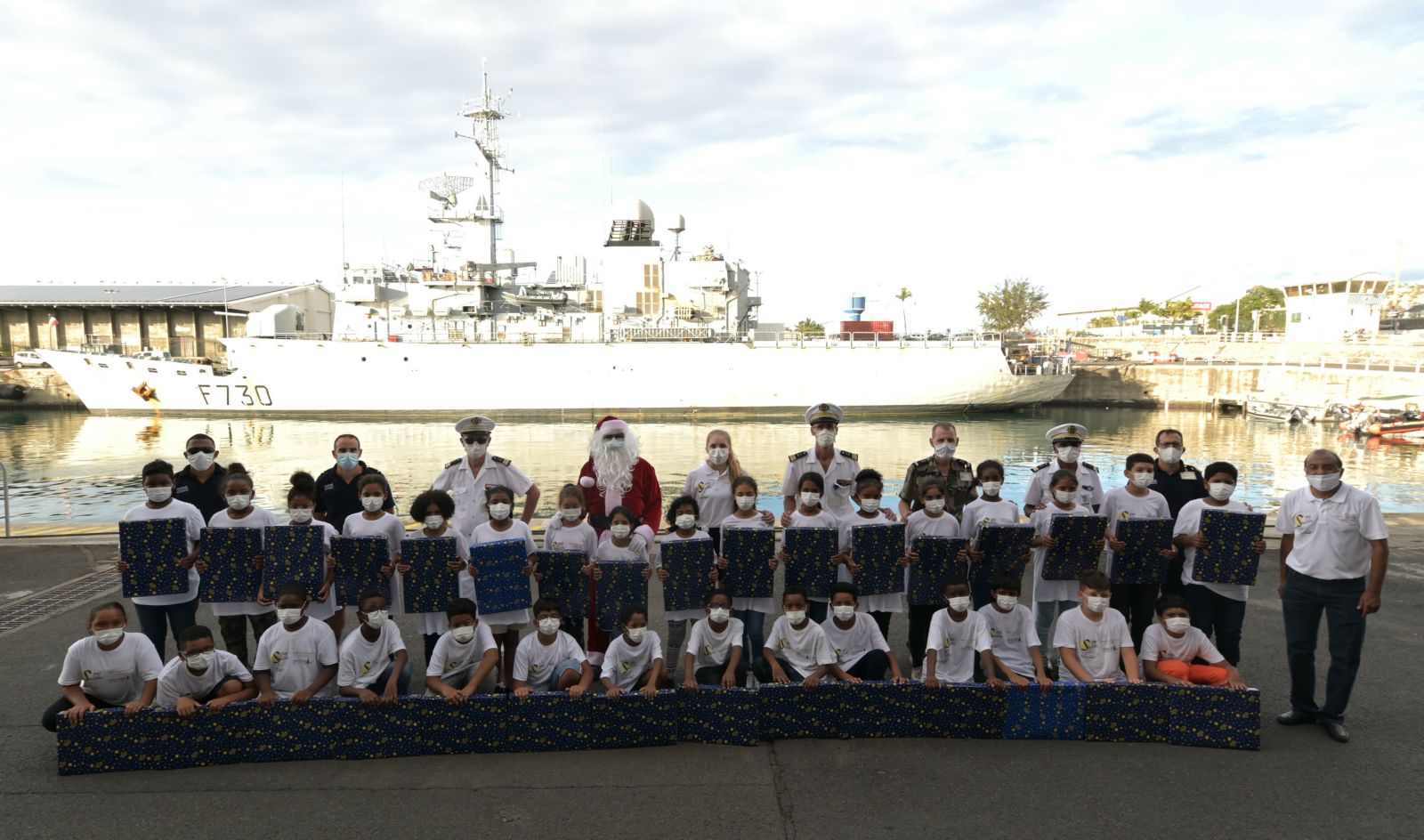 <center>Un Noël sur le Floréal : <br>La Base Navale du Port des Galets offre <br>un beau cadeau aux marmailles de 1000 Sourires