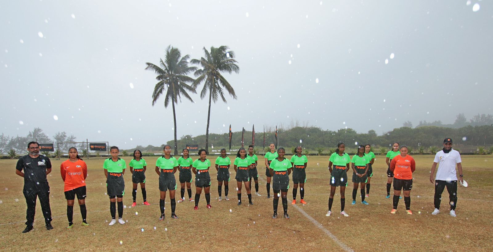 <CENTER>Fabrice Abriel anime une séance d’entraînement <BR>au Centre de performation féminin <BR>de football de Saint-Joseph