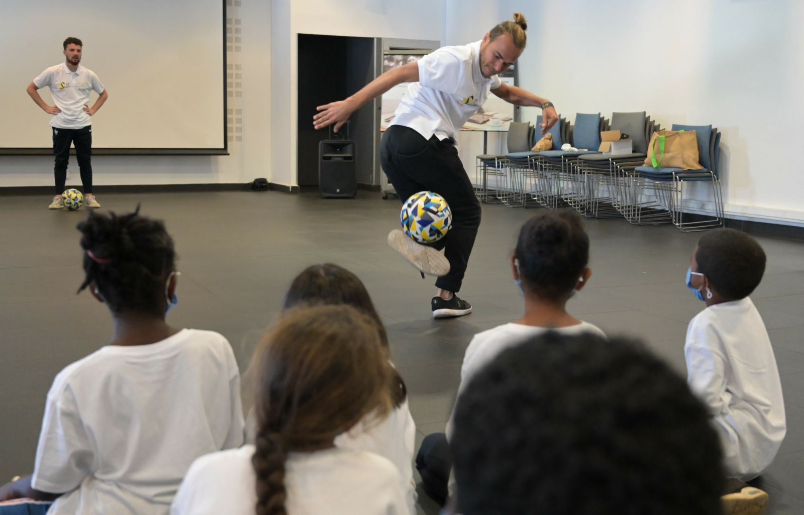 <center>Des cadeaux au Mercure Creolia <br> pour le Noël de 1000 Sourires <center>Des cadeaux au Mercure Creolia <br> pour le Noël de 1000 Sourires