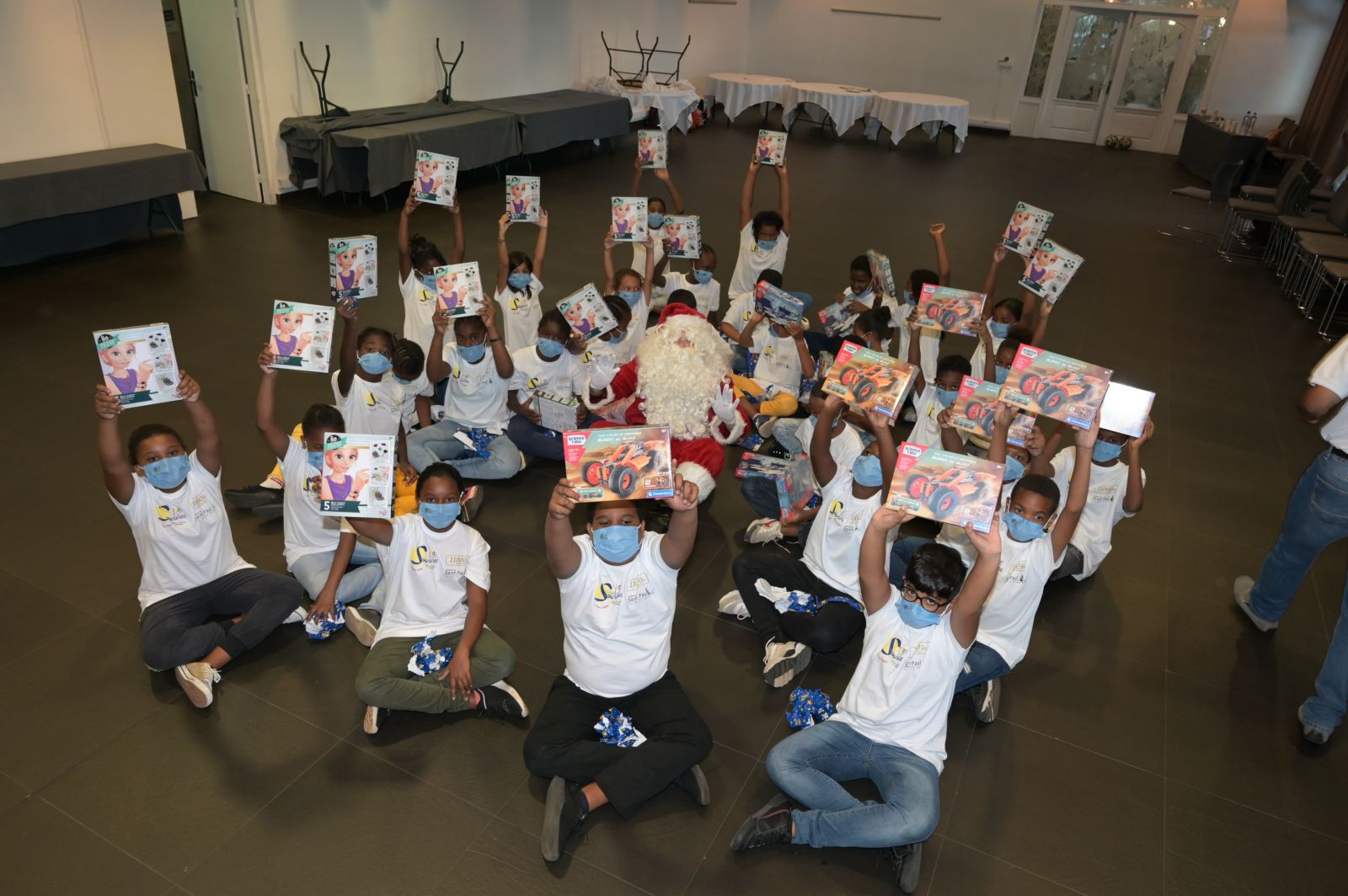 <center>Des cadeaux au Mercure Creolia <br> pour le Noël de 1000 Sourires <center>Des cadeaux au Mercure Creolia <br> pour le Noël de 1000 Sourires