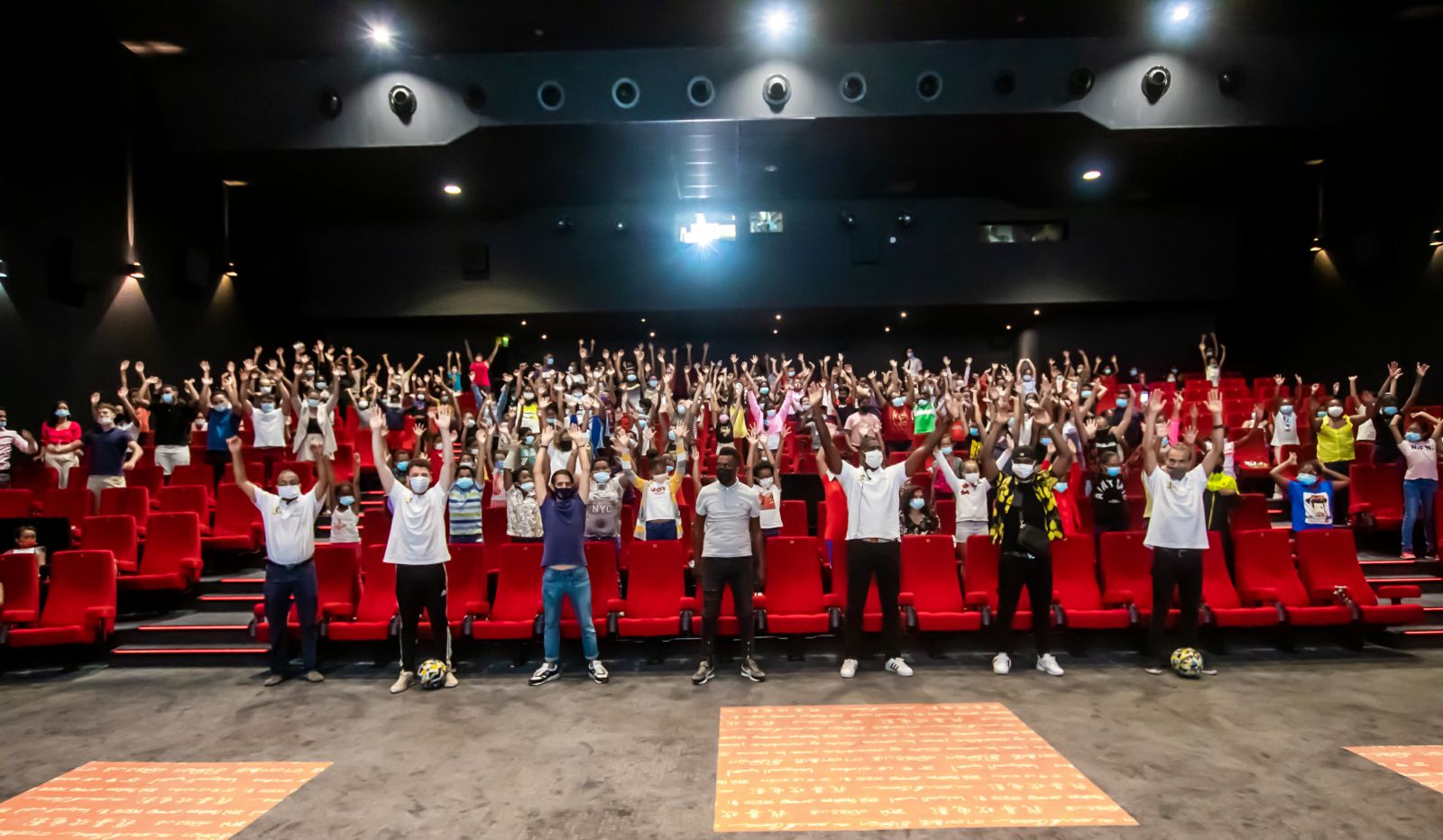 <CENTER> Les artistes célèbrent la magie de Noël <BR>avec 200 marmailles de 1000 Sourires <BR>au Ciné Cambaie