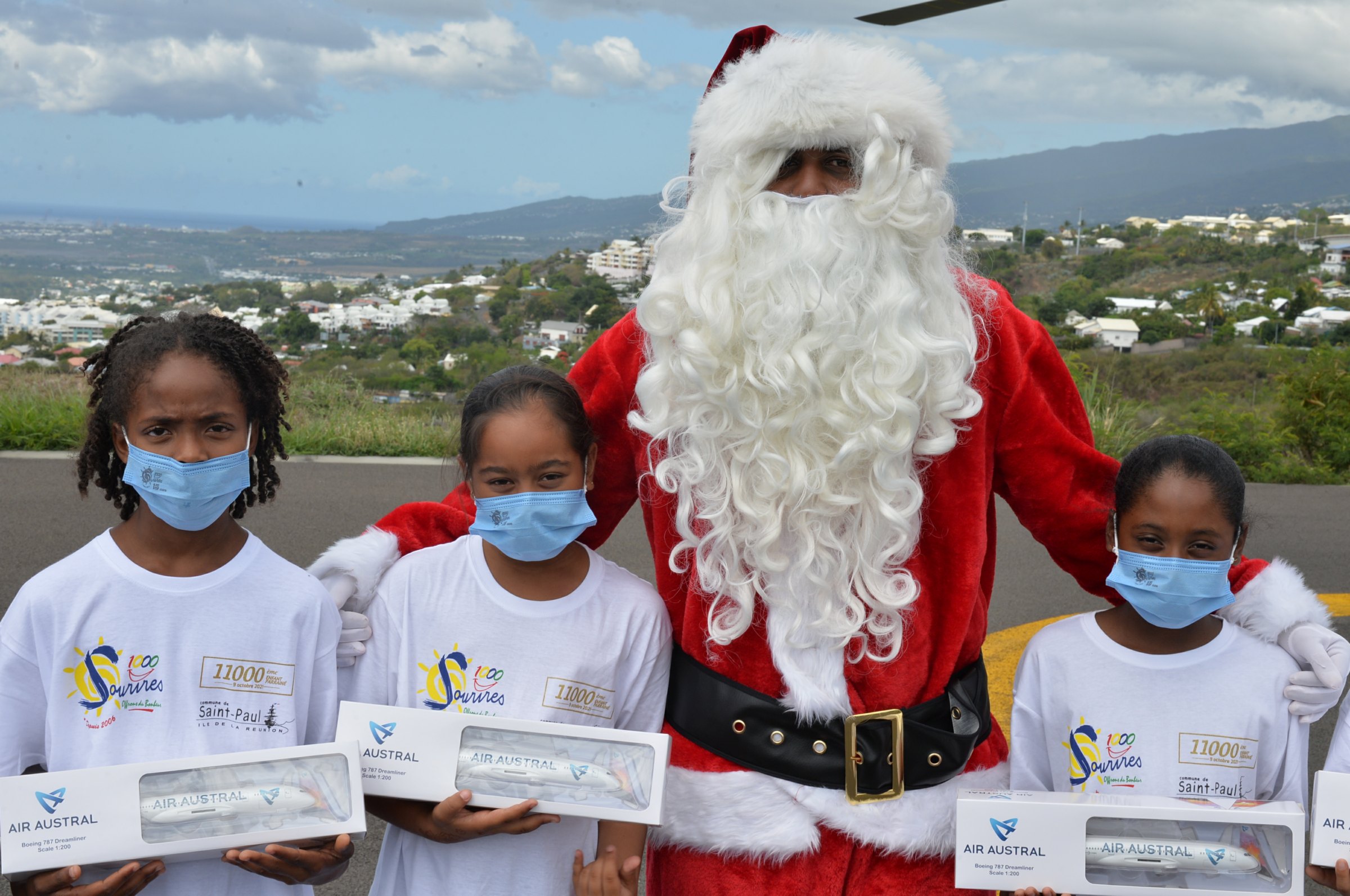 <CENTER>Hélilagon et Air Austral offrent un Noël de Rêve dans les airs aux marmailles de 1000 Sourires