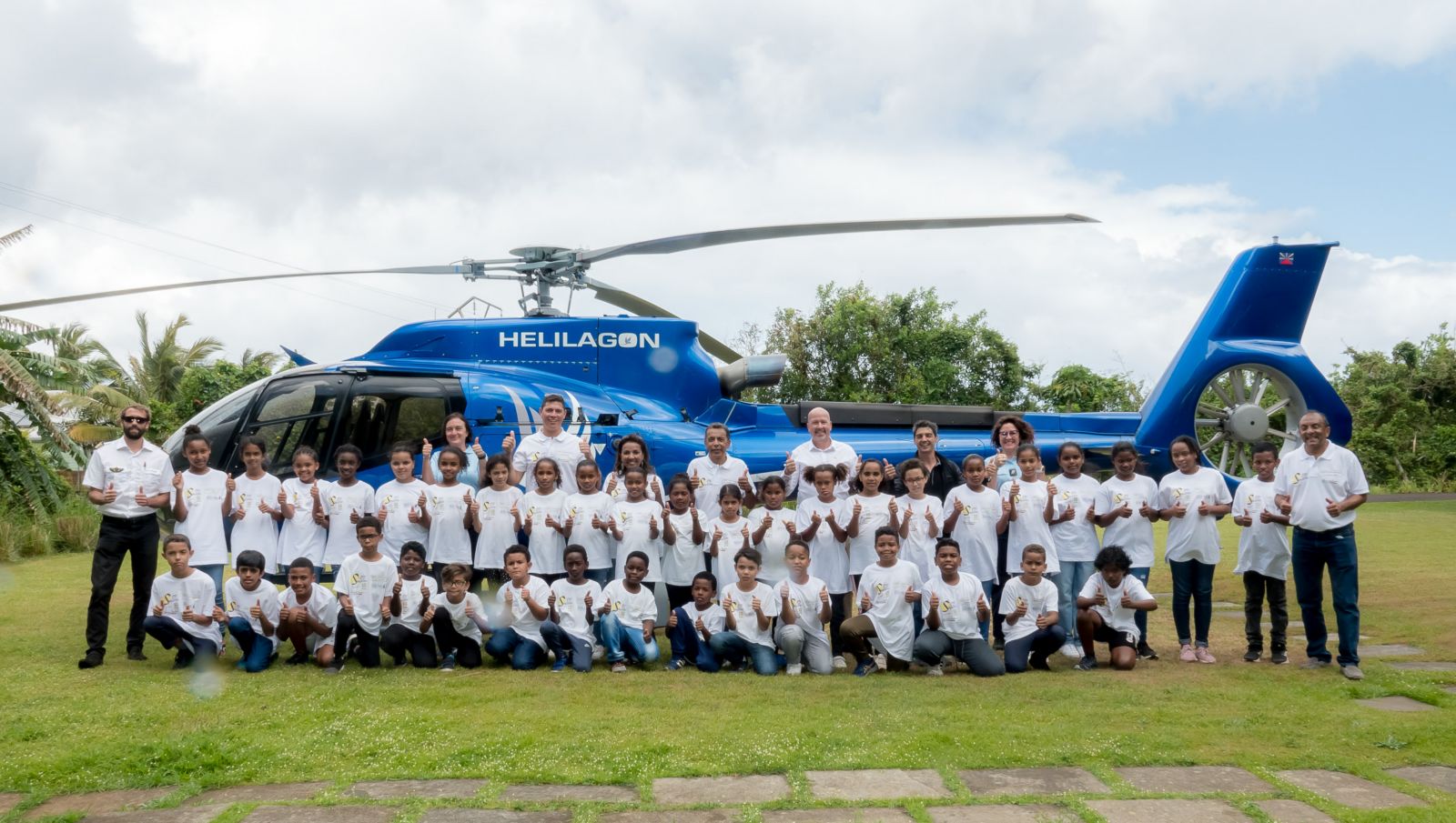 <center> Sébastien Nativel, Marie-Alice Sinaman, Thierry Jardinot  et Abdoul  fêtent les 11 000ème enfants parrainés <br>par 1000 Sourires