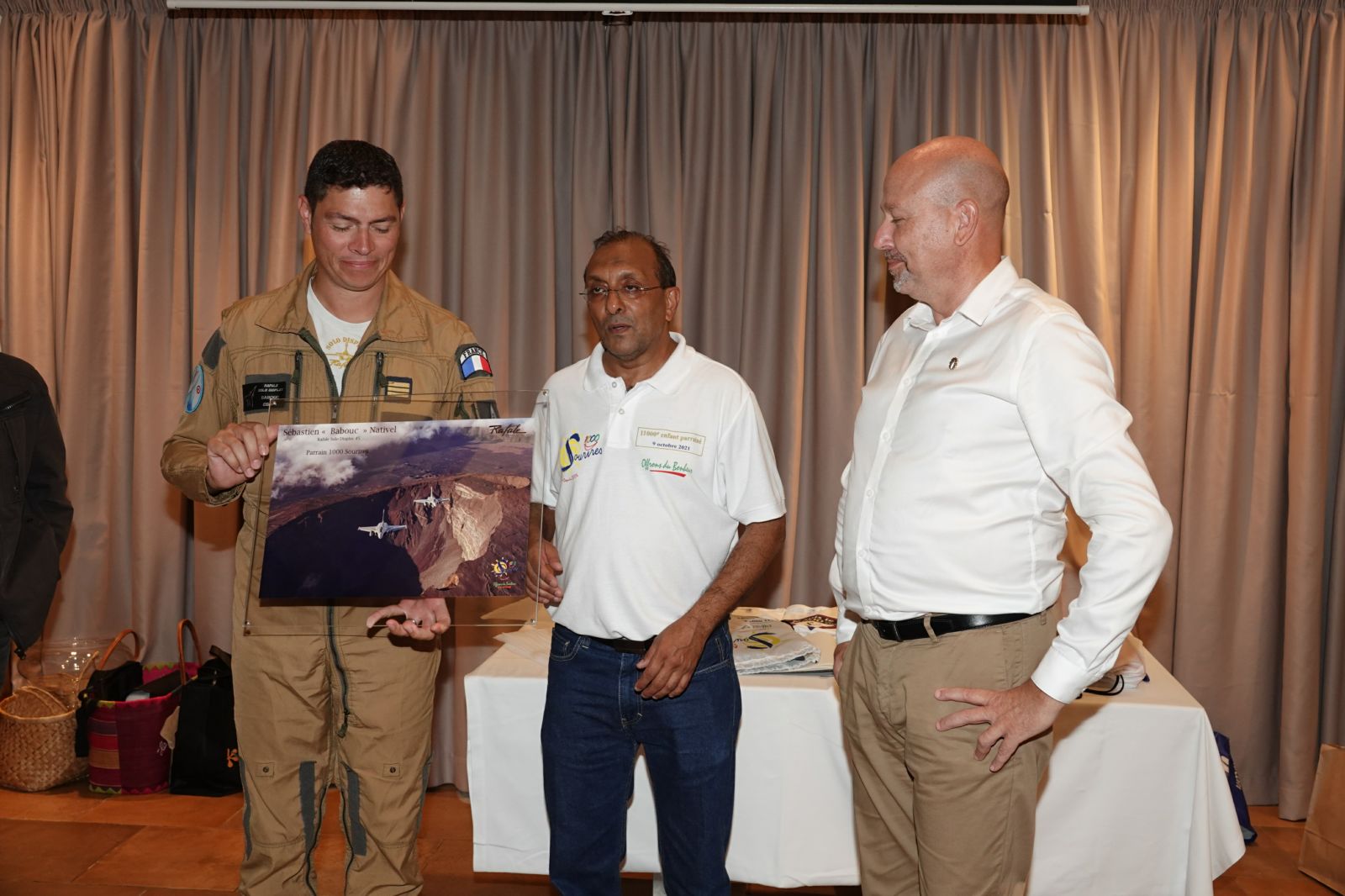 <center> Sébastien Nativel, Marie-Alice Sinaman, Thierry Jardinot  et Abdoul  fêtent les 11 000ème enfants parrainés <br>par 1000 Sourires