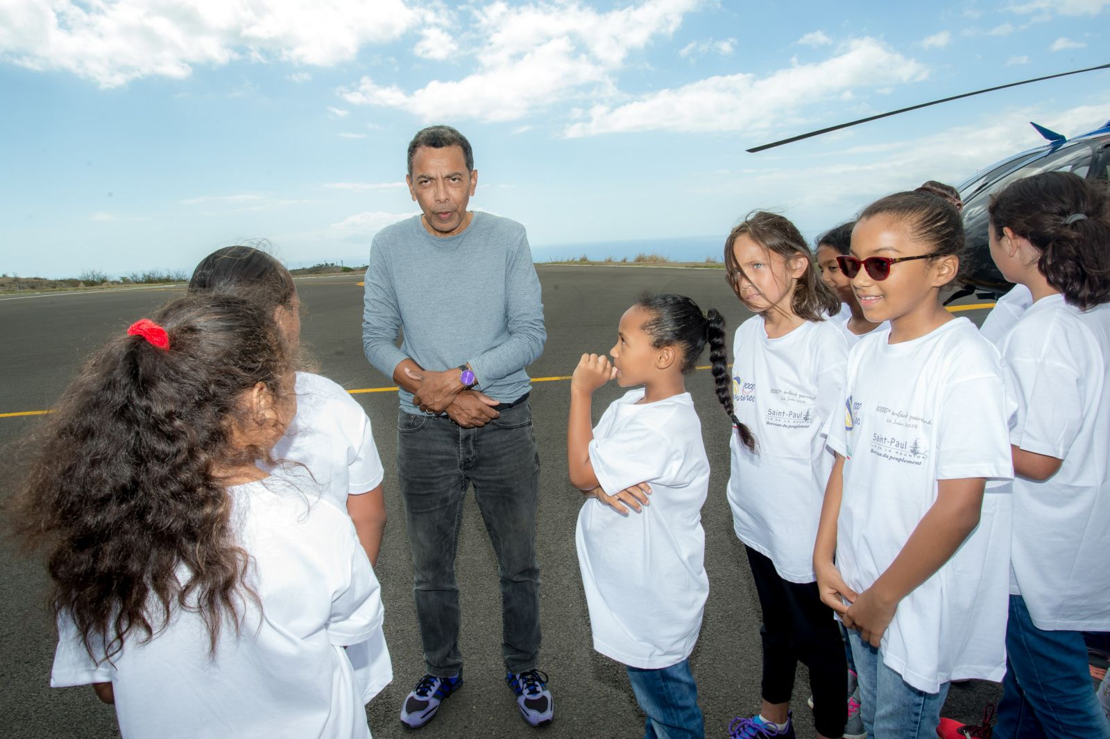 <center>Baptême en hélicoptère avec Hélilagon <br>Junior et Thierry Jardinot jouent les pères Noël <br> pour les marmailles de 1000 Sourires <center>Baptême en hélicoptère avec Hélilagon <br>Junior et Thierry Jardinot jouent les pères Noël <br> pour les marmailles de 1000 Sourires