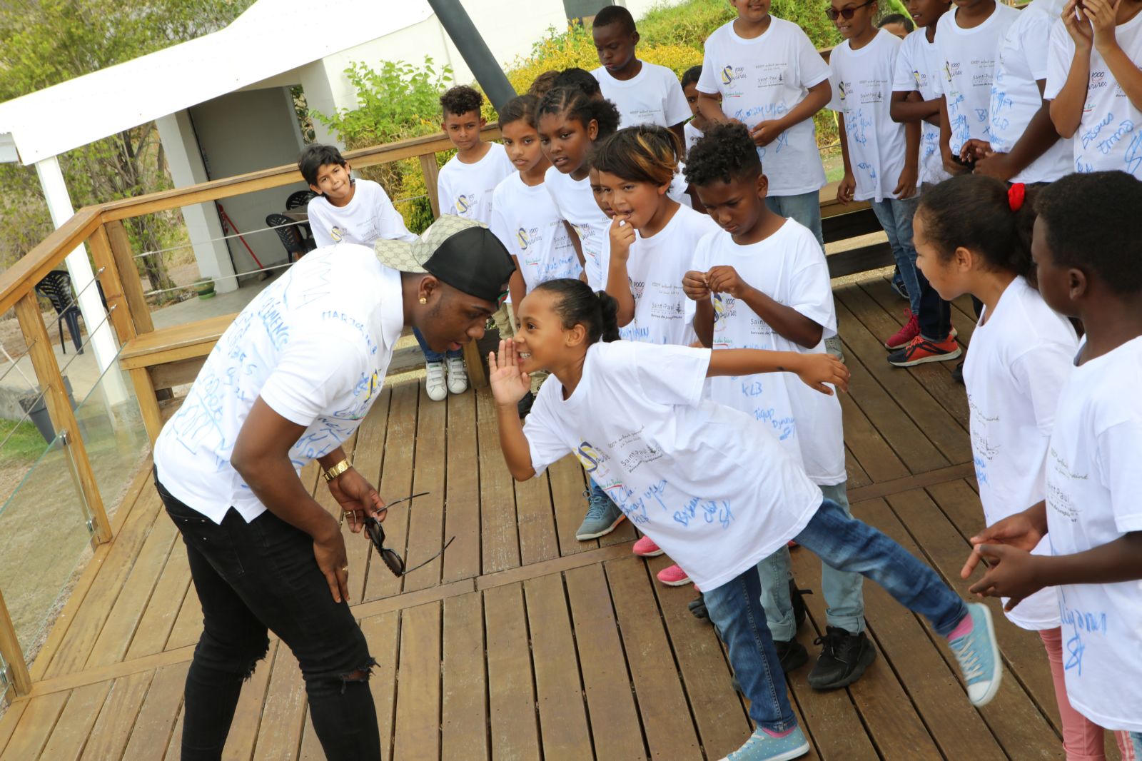 <center>Baptême en hélicoptère avec Hélilagon <br>Junior et Thierry Jardinot jouent les pères Noël <br> pour les marmailles de 1000 Sourires <center>Baptême en hélicoptère avec Hélilagon <br>Junior et Thierry Jardinot jouent les pères Noël <br> pour les marmailles de 1000 Sourires