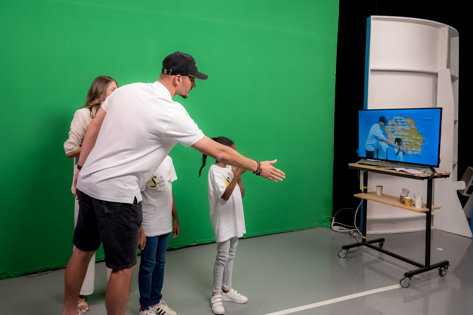 <center>Les marmailles dans les coulisses <br> de Réunion La 1ère en compagnie de leurs  <br> parrains, Ludovic Ajorque et Thierry Jardinot