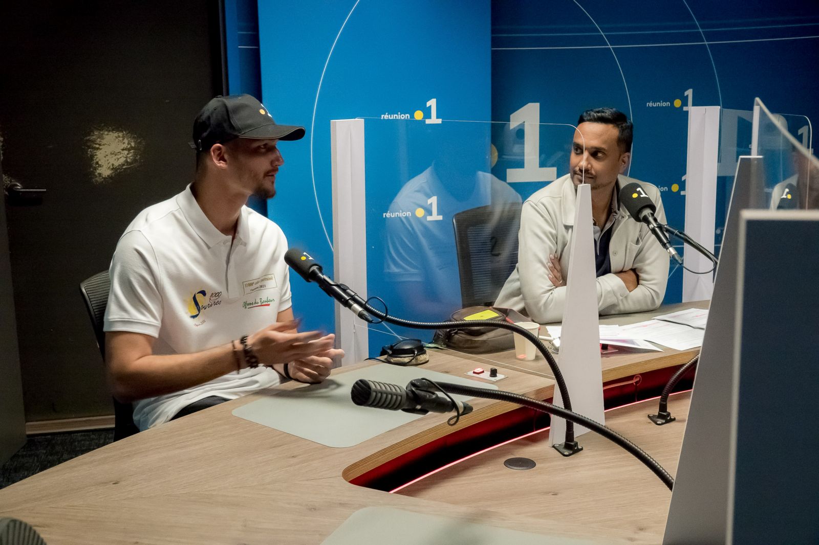 <center>Les marmailles dans les coulisses <br> de Réunion La 1ère en compagnie de leurs  <br> parrains, Ludovic Ajorque et Thierry Jardinot