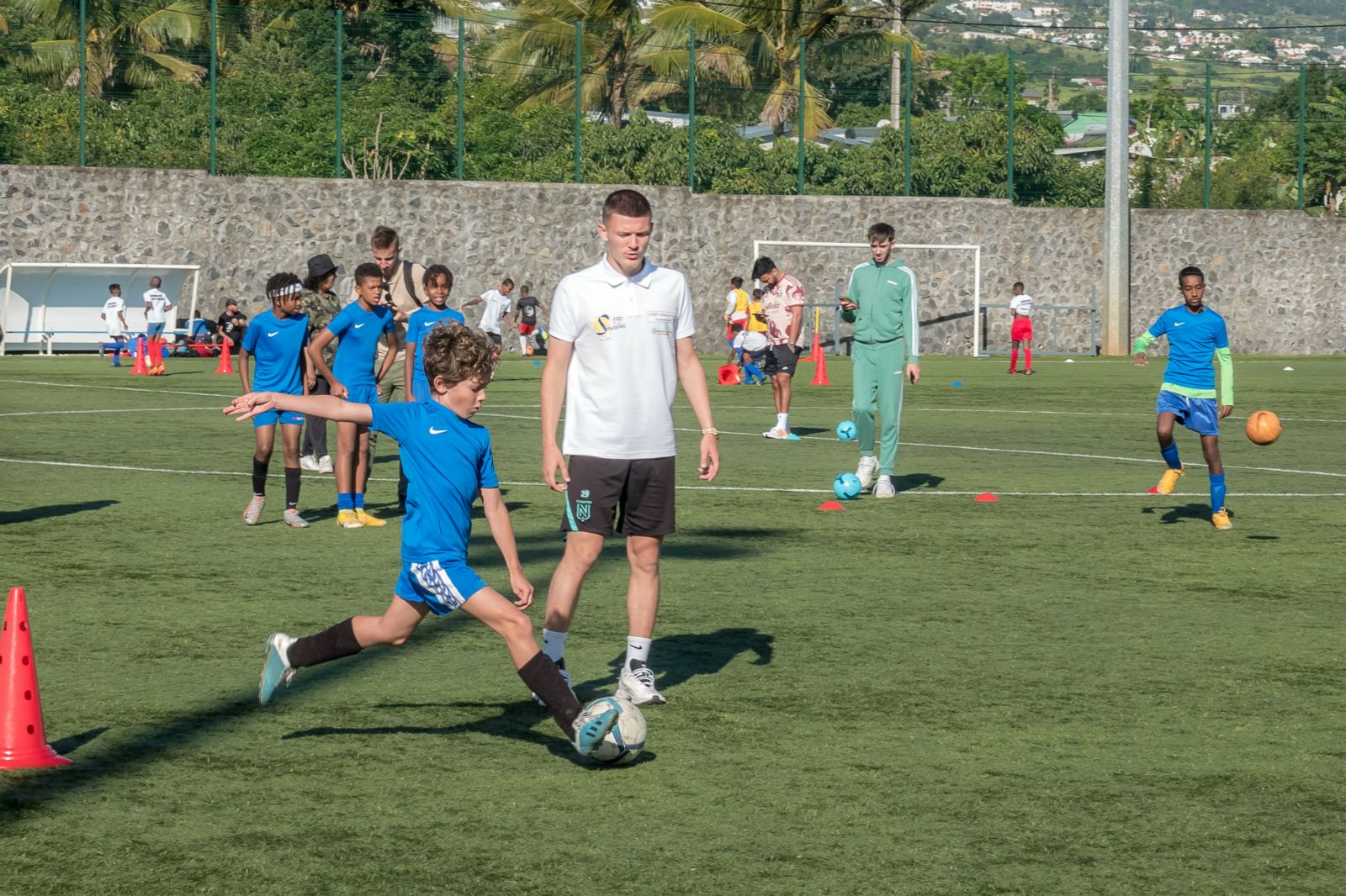 <center>Amandine Henry, Quentin Merlin et Fabrice Abriel <br>font rêver les petits  footballeurs de 1000 Sourires