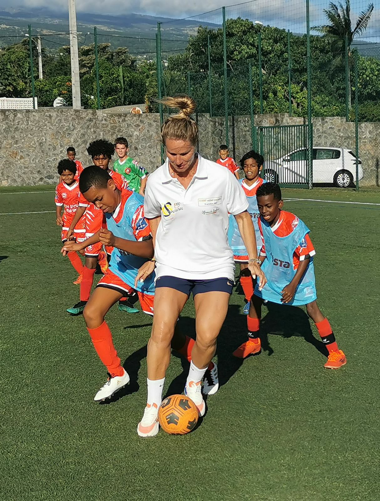 <center>Amandine Henry, Quentin Merlin et Fabrice Abriel <br>font rêver les petits  footballeurs de 1000 Sourires