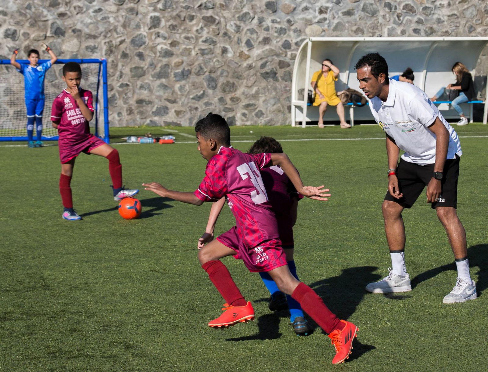 <center>Amandine Henry, Quentin Merlin et Fabrice Abriel <br>font rêver les petits  footballeurs de 1000 Sourires