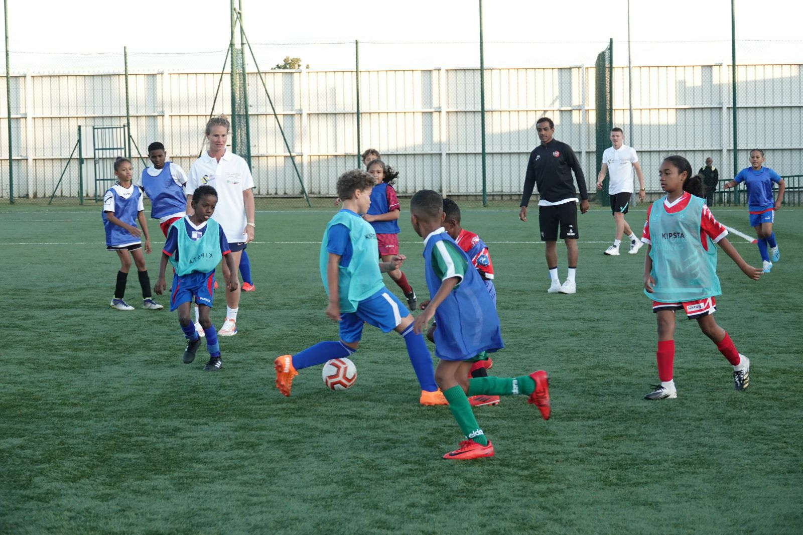 <center>Amandine Henry, Quentin Merlin et Fabrice Abriel <br>font rêver les petits  footballeurs de 1000 Sourires