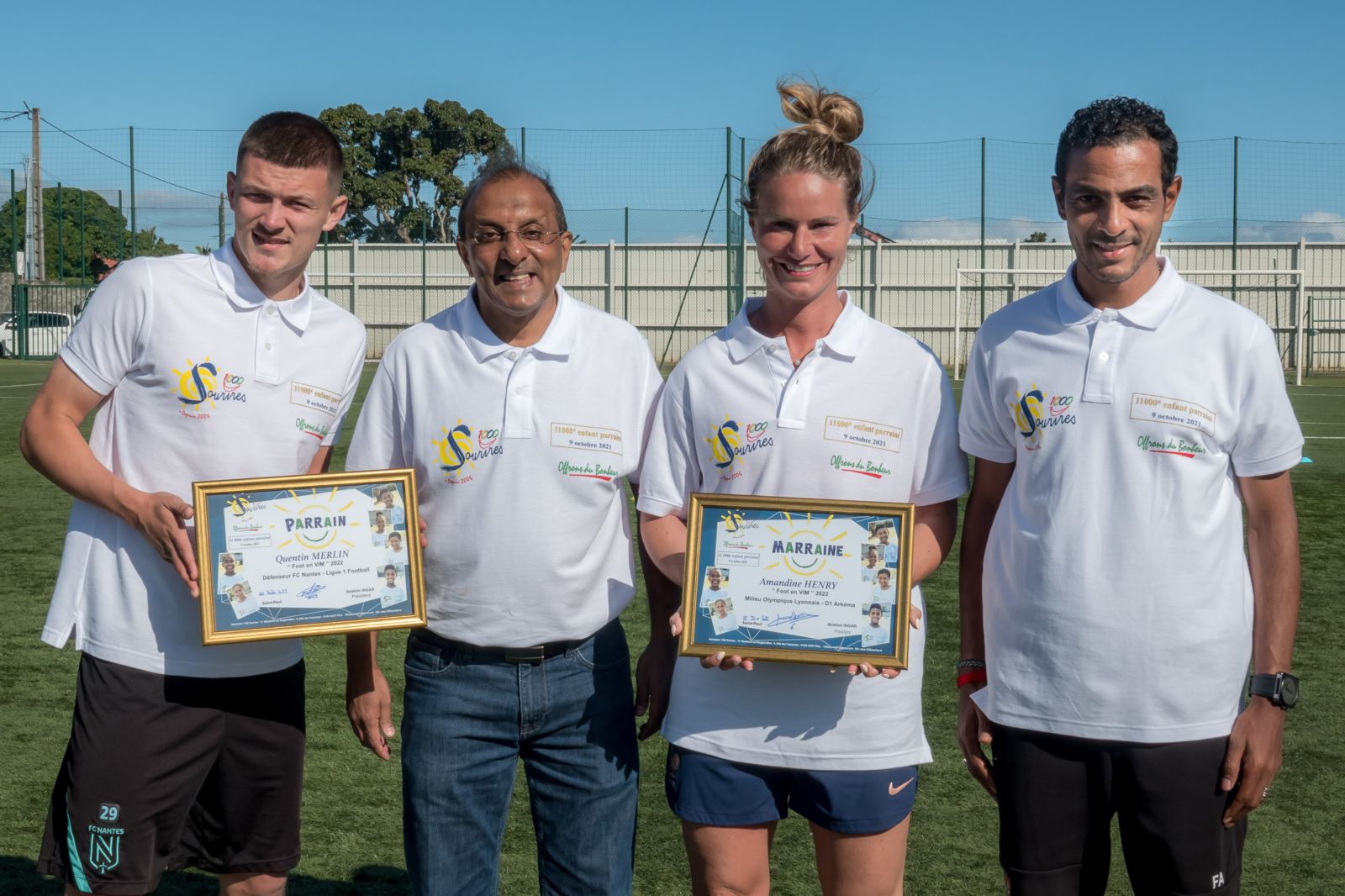 <center>Amandine Henry, Quentin Merlin et Fabrice Abriel <br>font rêver les petits  footballeurs de 1000 Sourires