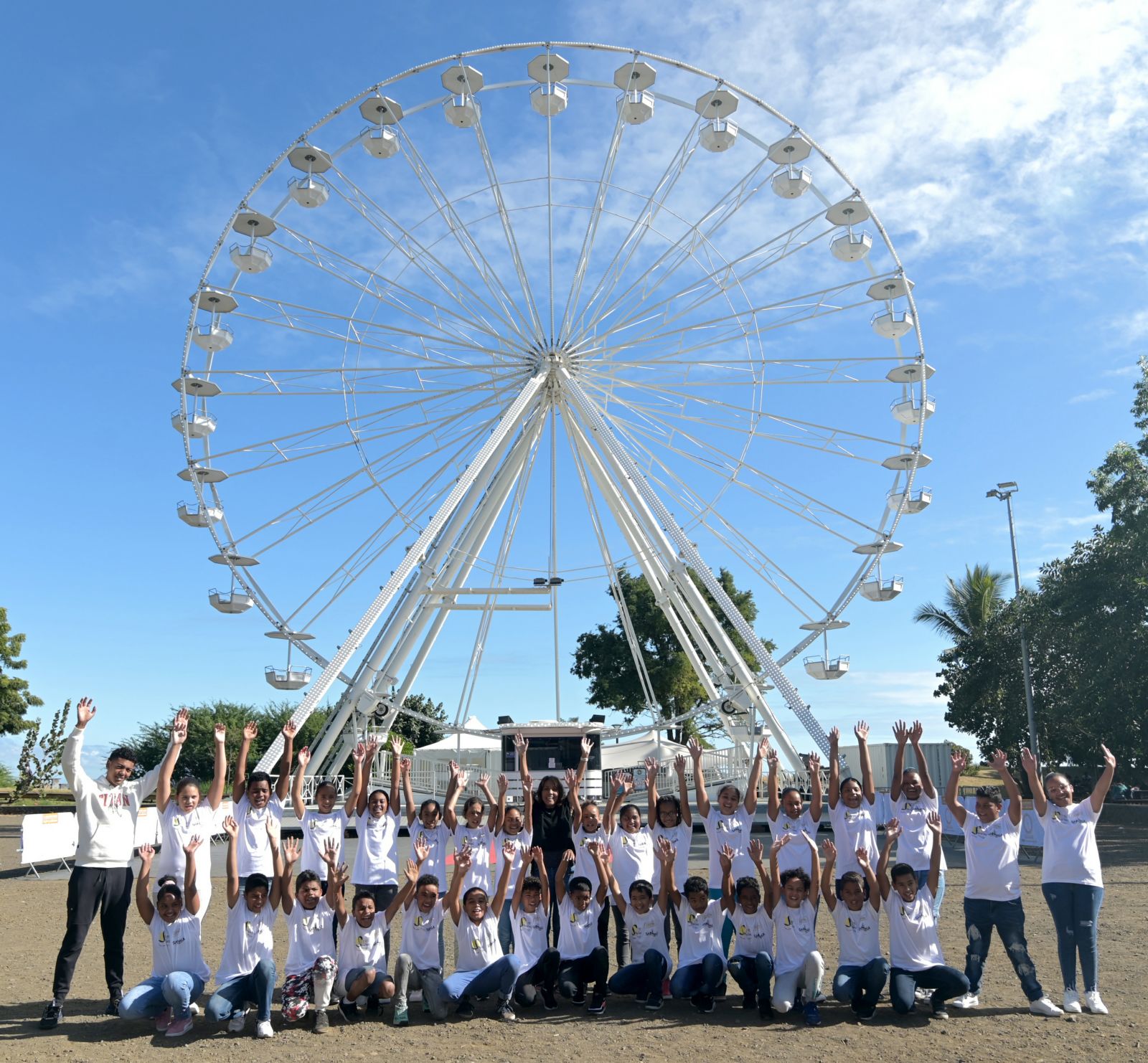  <center>Les marmailles de 1000 Sourires <br>admirent Saint-Paul du haut de la Grande Roue