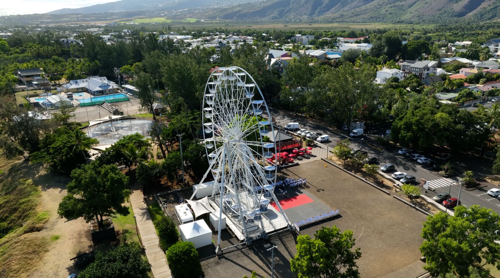  <center>Les marmailles de 1000 Sourires <br>admirent Saint-Paul du haut de la Grande Roue