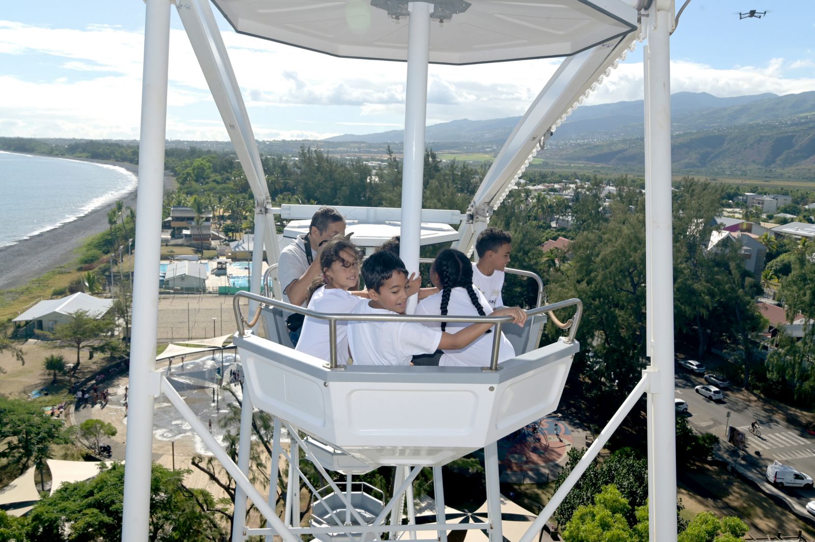  <center>Les marmailles de 1000 Sourires <br>admirent Saint-Paul du haut de la Grande Roue