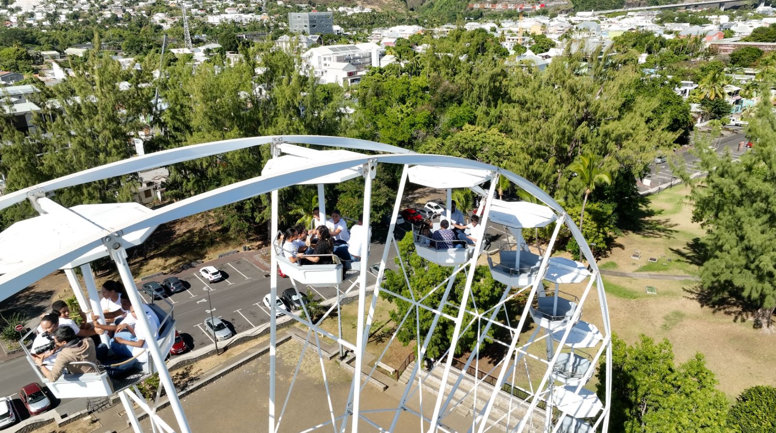  <center>Les marmailles de 1000 Sourires <br>admirent Saint-Paul du haut de la Grande Roue