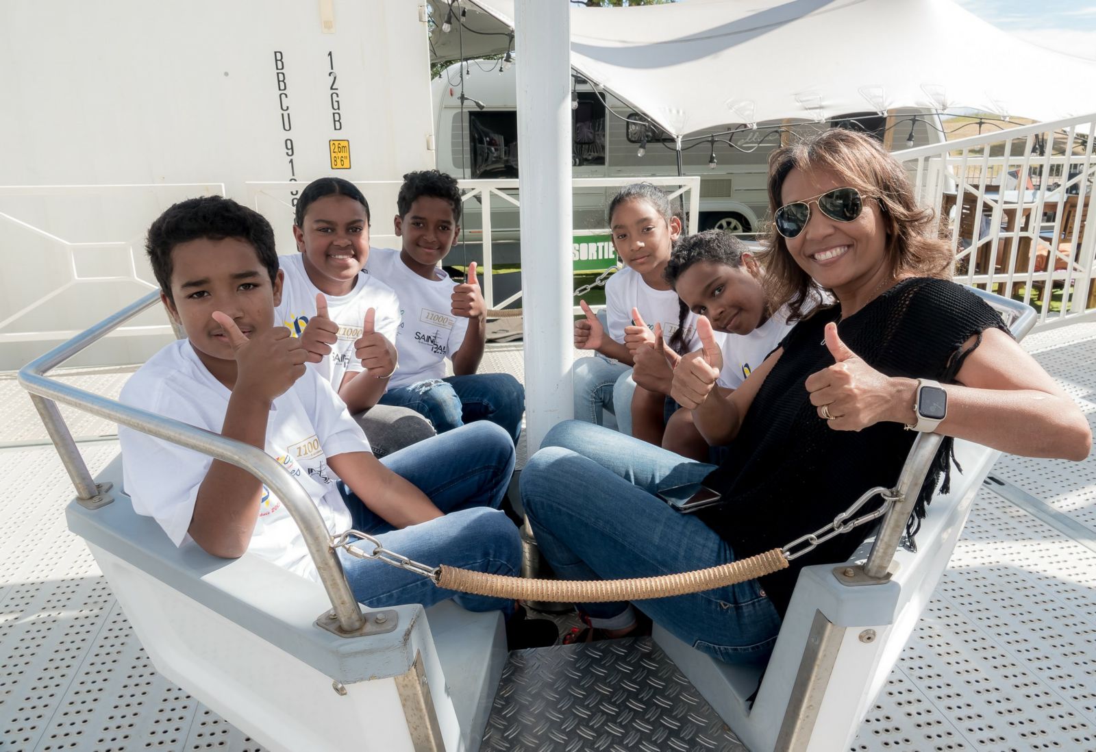 <center>Les marmailles de 1000 Sourires <br>admirent Saint-Paul du haut de la Grande Roue  <center>Les marmailles de 1000 Sourires <br>admirent Saint-Paul du haut de la Grande Roue