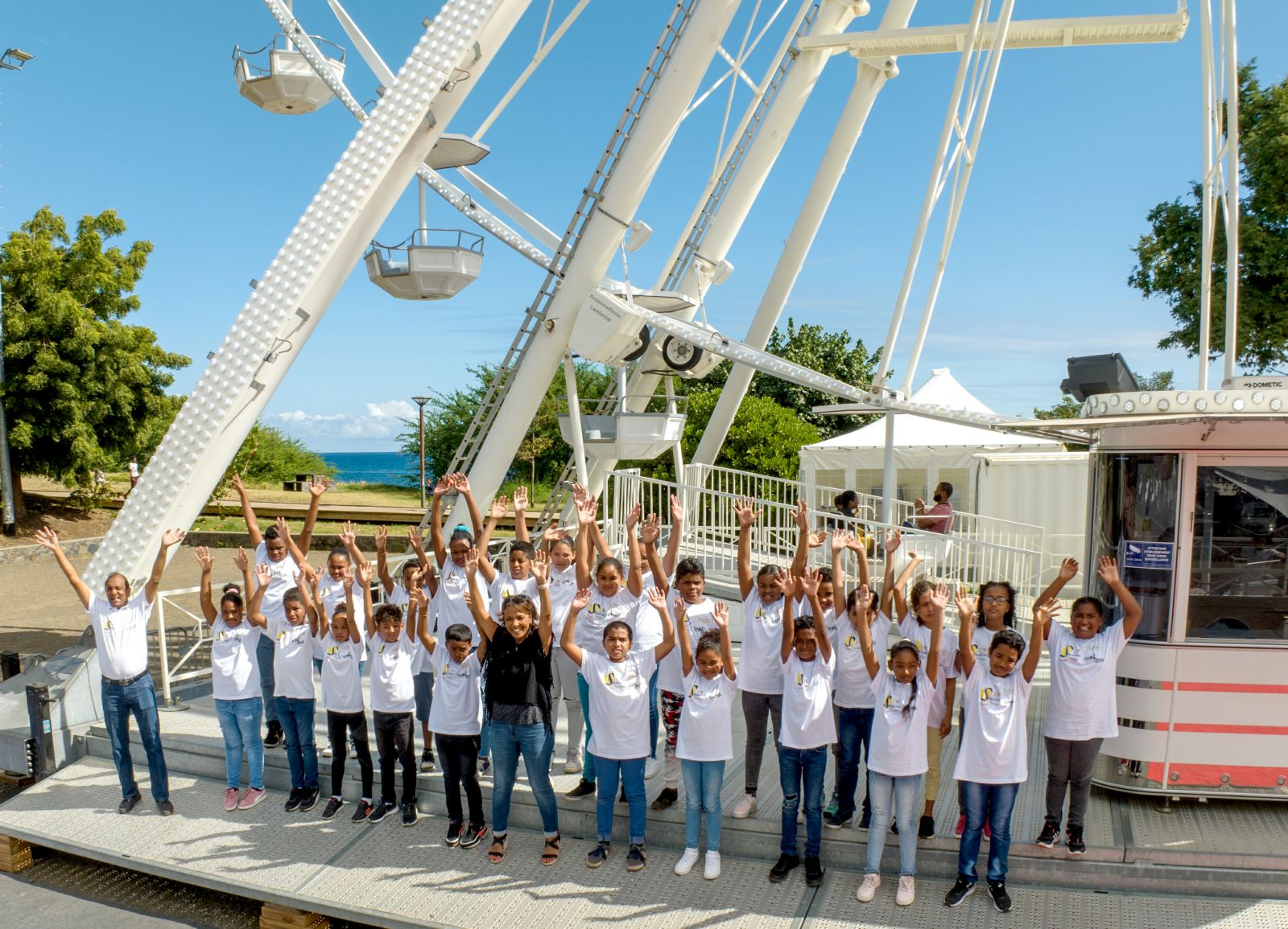  <center>Les marmailles de 1000 Sourires <br>admirent Saint-Paul du haut de la Grande Roue