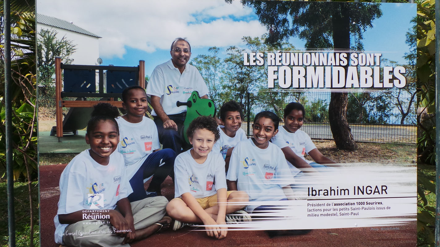 <center>Exposition  :1000 Sourires  <br>sur les grilles du Jardin de l’Etat