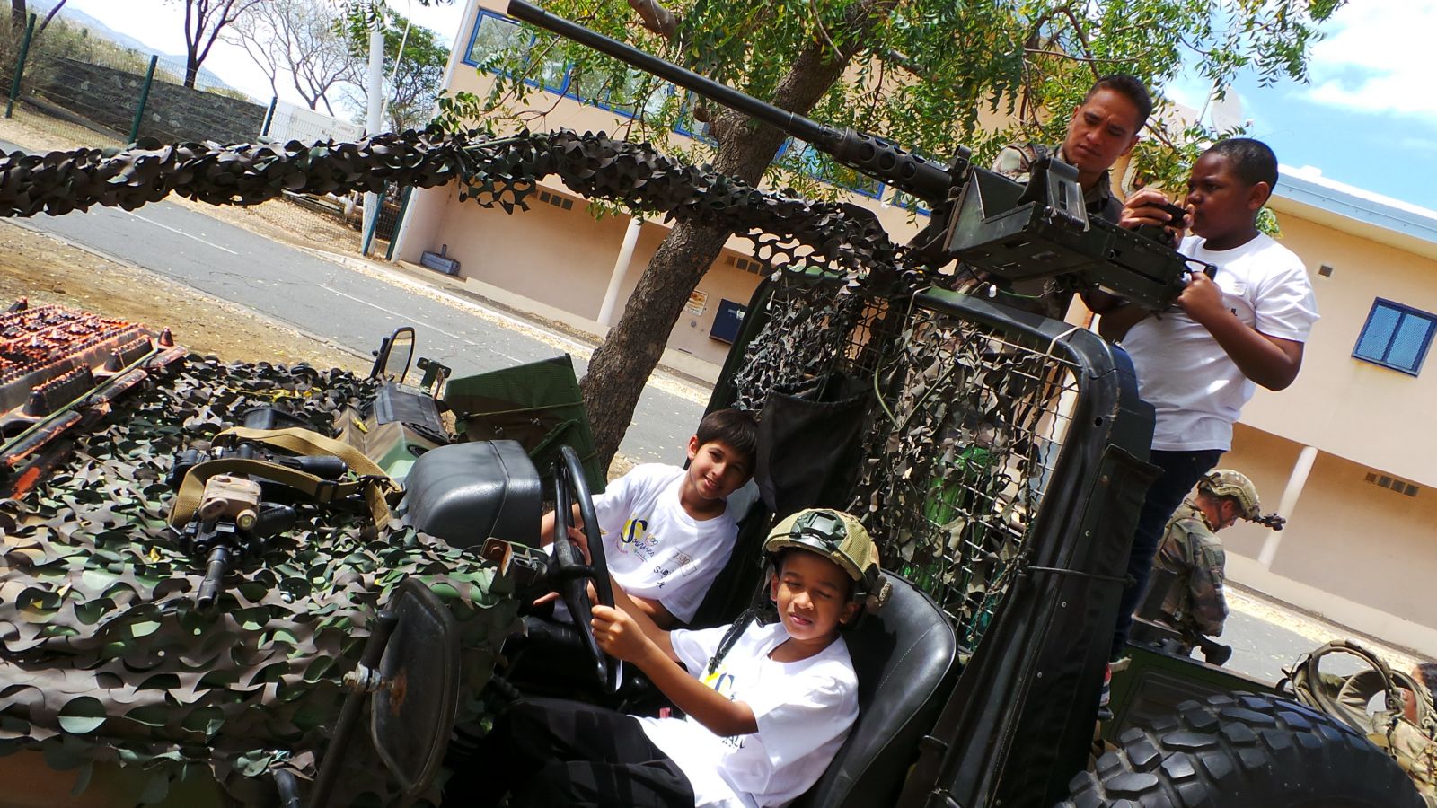 <center>Les marmailles de 1000 Sourires dans la peau  des parachutistes du 2e RPIMA <center>Les marmailles de 1000 Sourires dans la peau  des parachutistes du 2e RPIMA