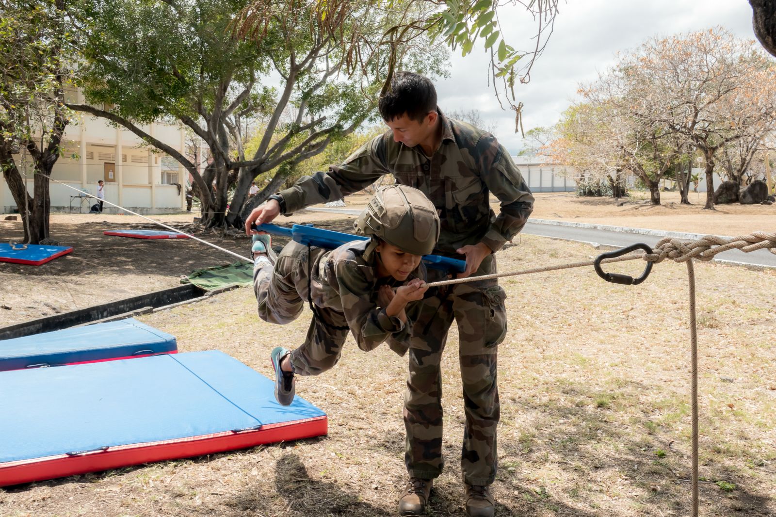 <center>Les marmailles de 1000 Sourires dans la peau  des parachutistes du 2e RPIMA <center>Les marmailles de 1000 Sourires dans la peau  des parachutistes du 2e RPIMA