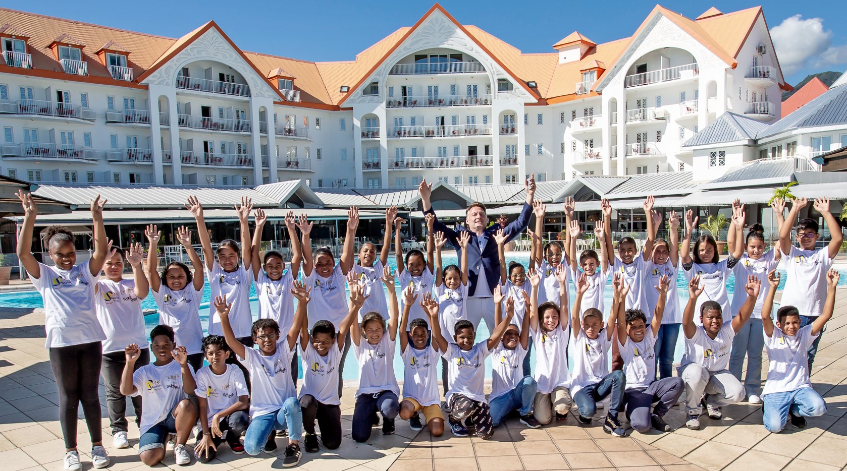 jt<center>Une matinée de rêve pour les marmailles de <br>1000 Sourires à l'Hôtel Mercure Créolia <br>en compagnie du magicien Larsène
