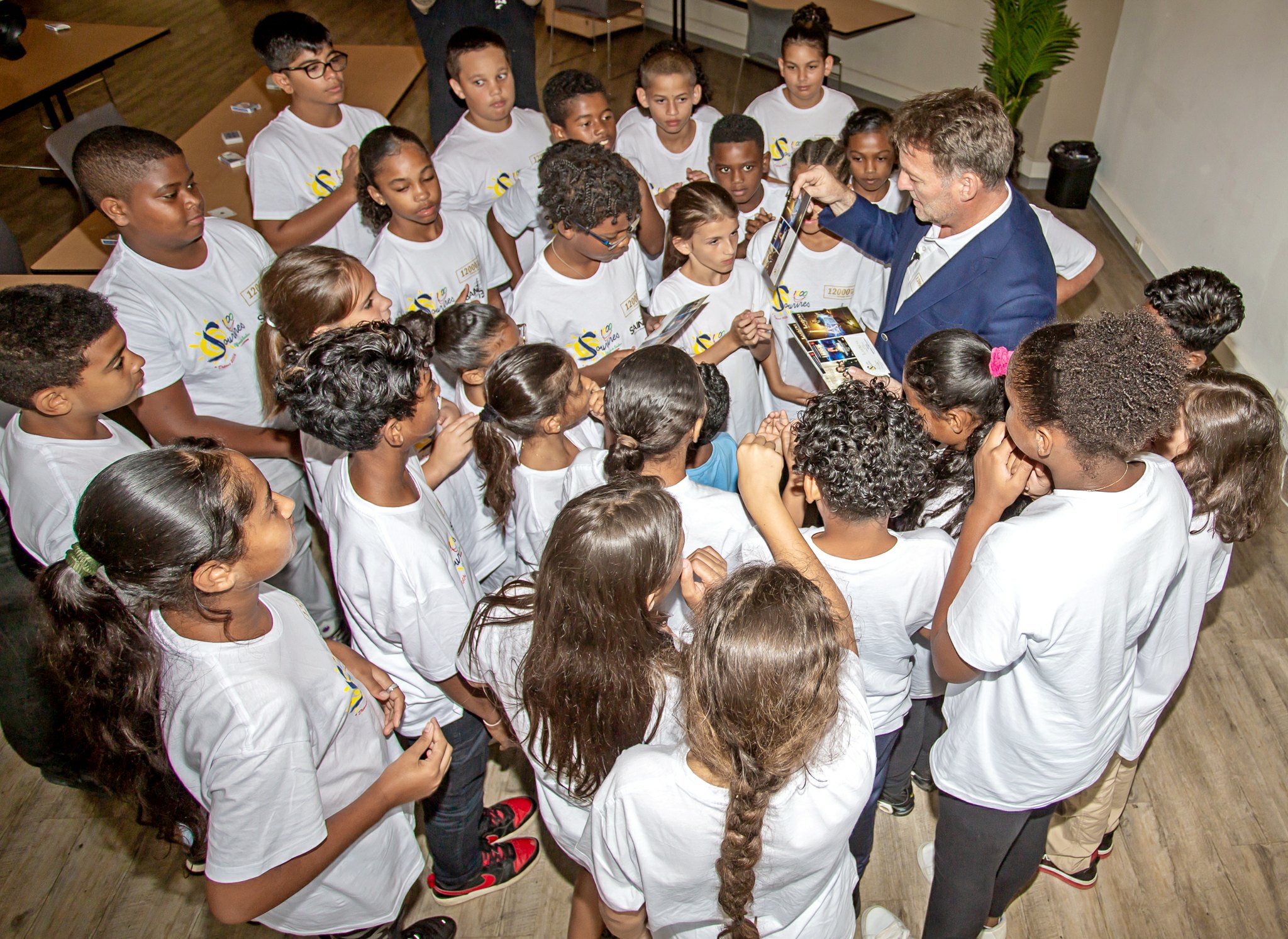 jt<center>Une matinée de rêve pour les marmailles de <br>1000 Sourires à l'Hôtel Mercure Créolia <br>en compagnie du magicien Larsène