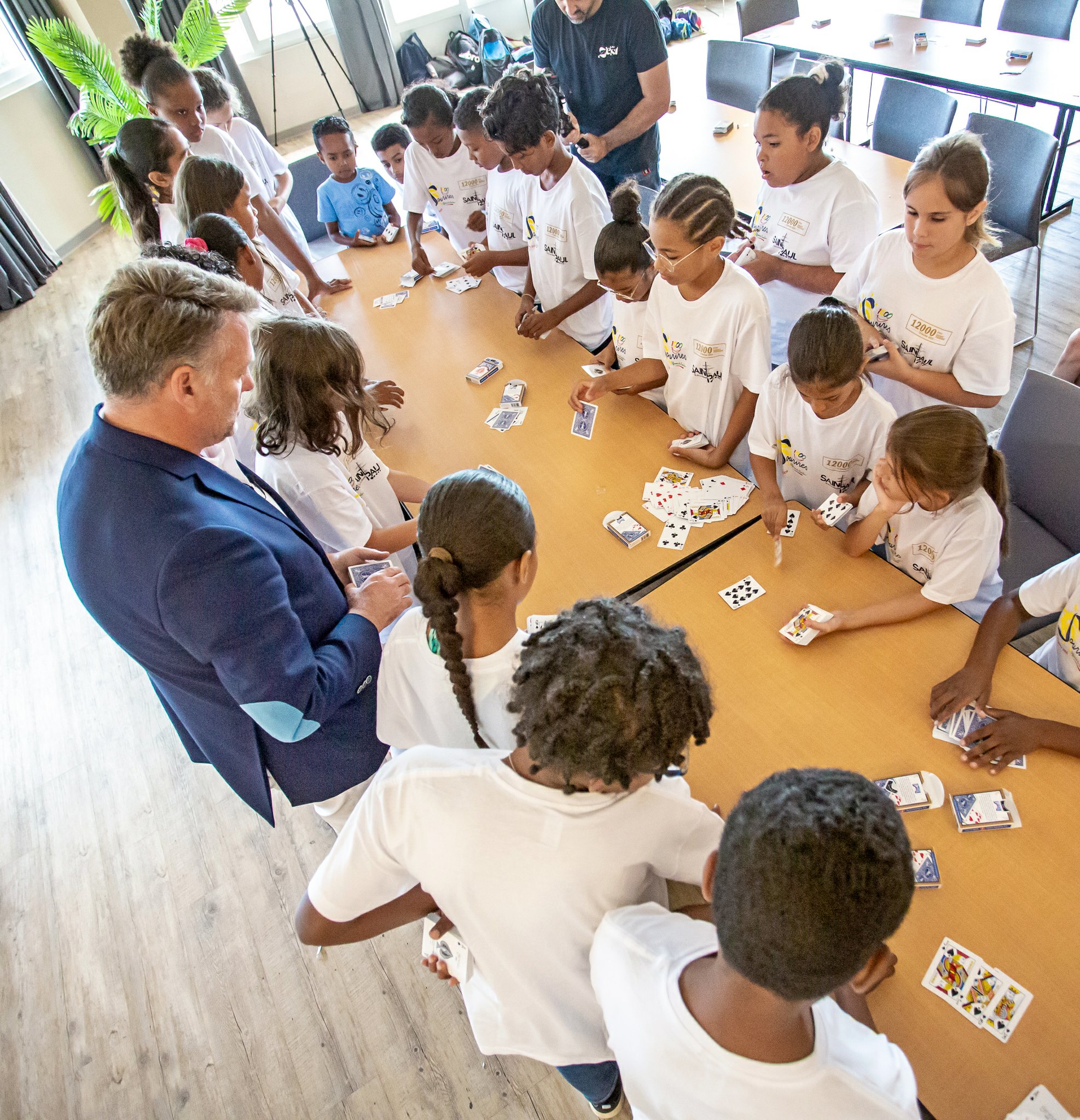 jt<center>Une matinée de rêve pour les marmailles de <br>1000 Sourires à l'Hôtel Mercure Créolia <br>en compagnie du magicien Larsène