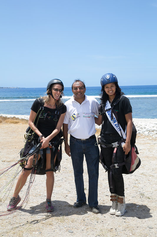 <center>Les  marmailles de 1000 Sourires  <br>dans les airs avec Miss Réunion …