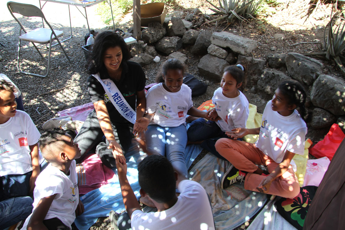 <center>Les  marmailles de 1000 Sourires  <br>dans les airs avec Miss Réunion …