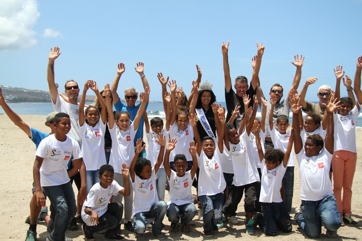 <center>Les  marmailles de 1000 Sourires  <br>dans les airs avec Miss Réunion …