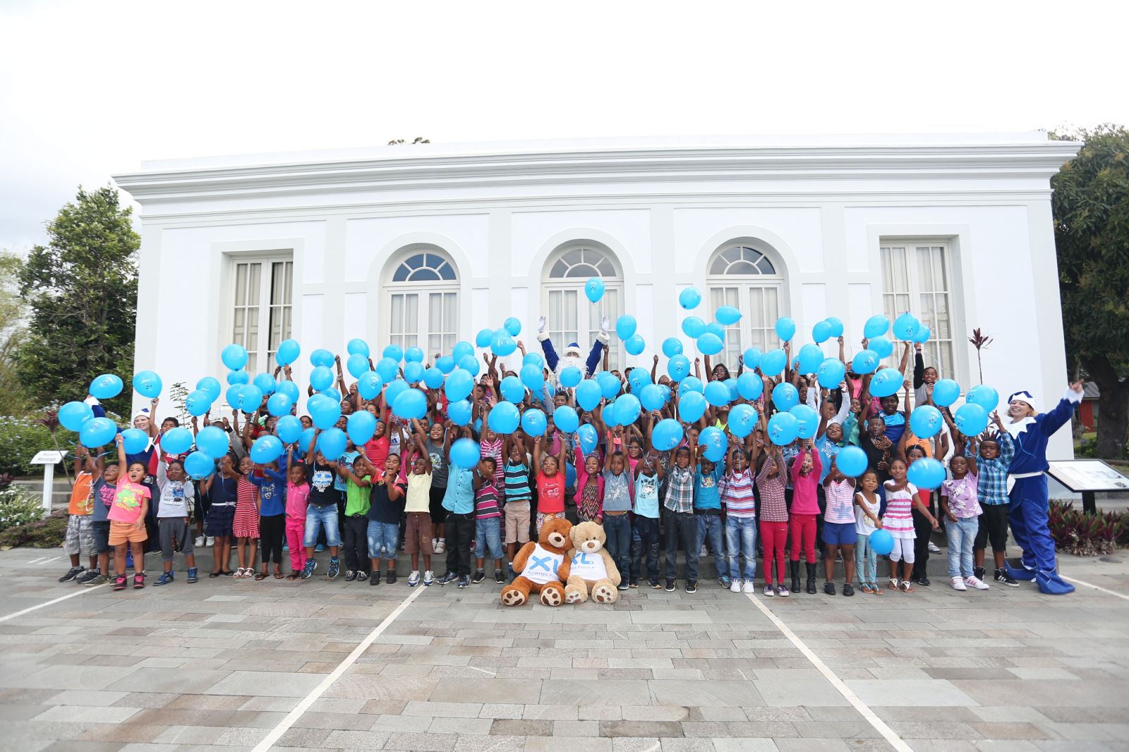 Noël de Rêve pour les marmailles de 1000 Sourires avec le Père Noël Bleu XL Airways