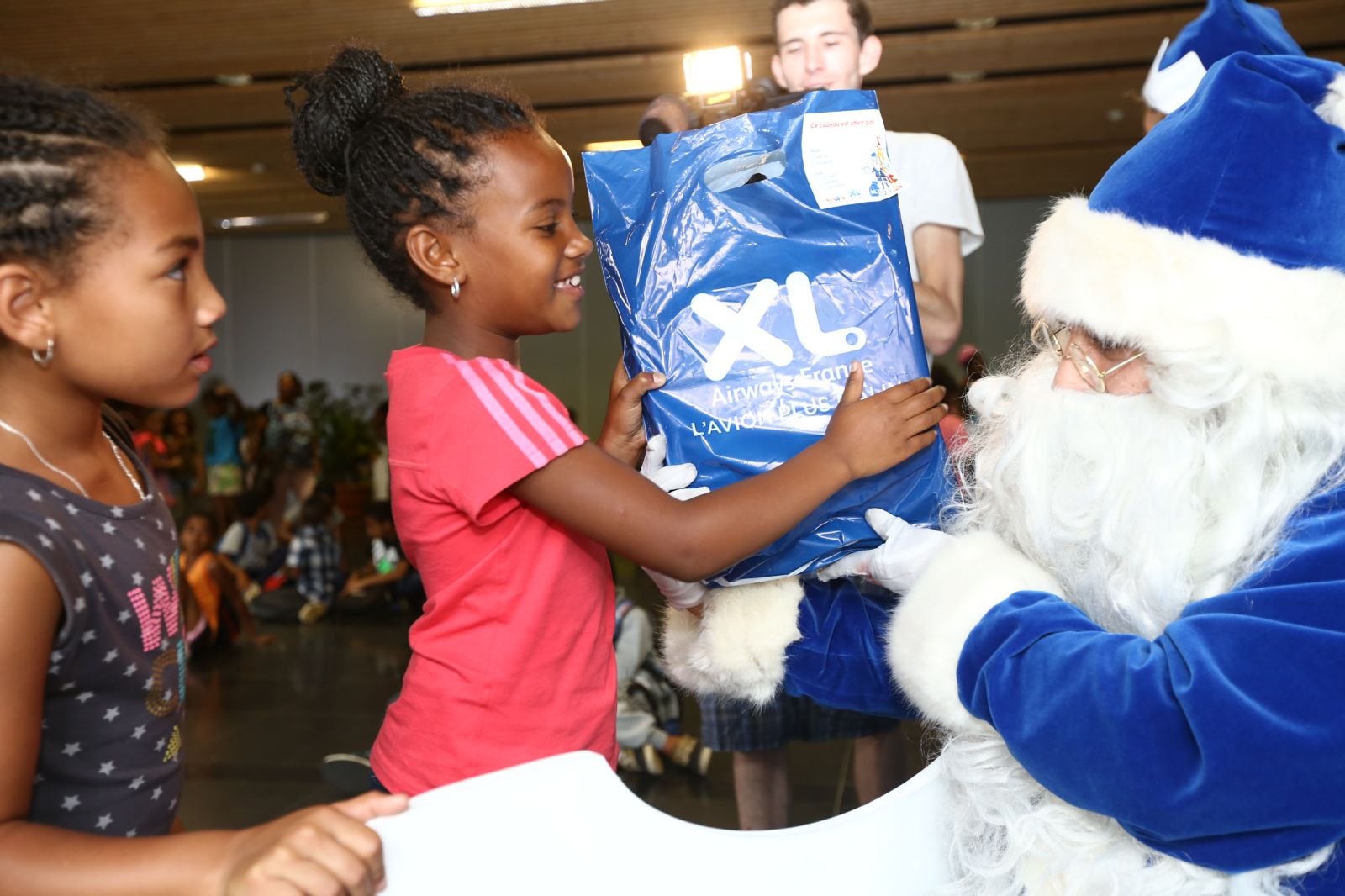 Noël de Rêve pour les marmailles de 1000 Sourires avec le Père Noël Bleu XL Airways