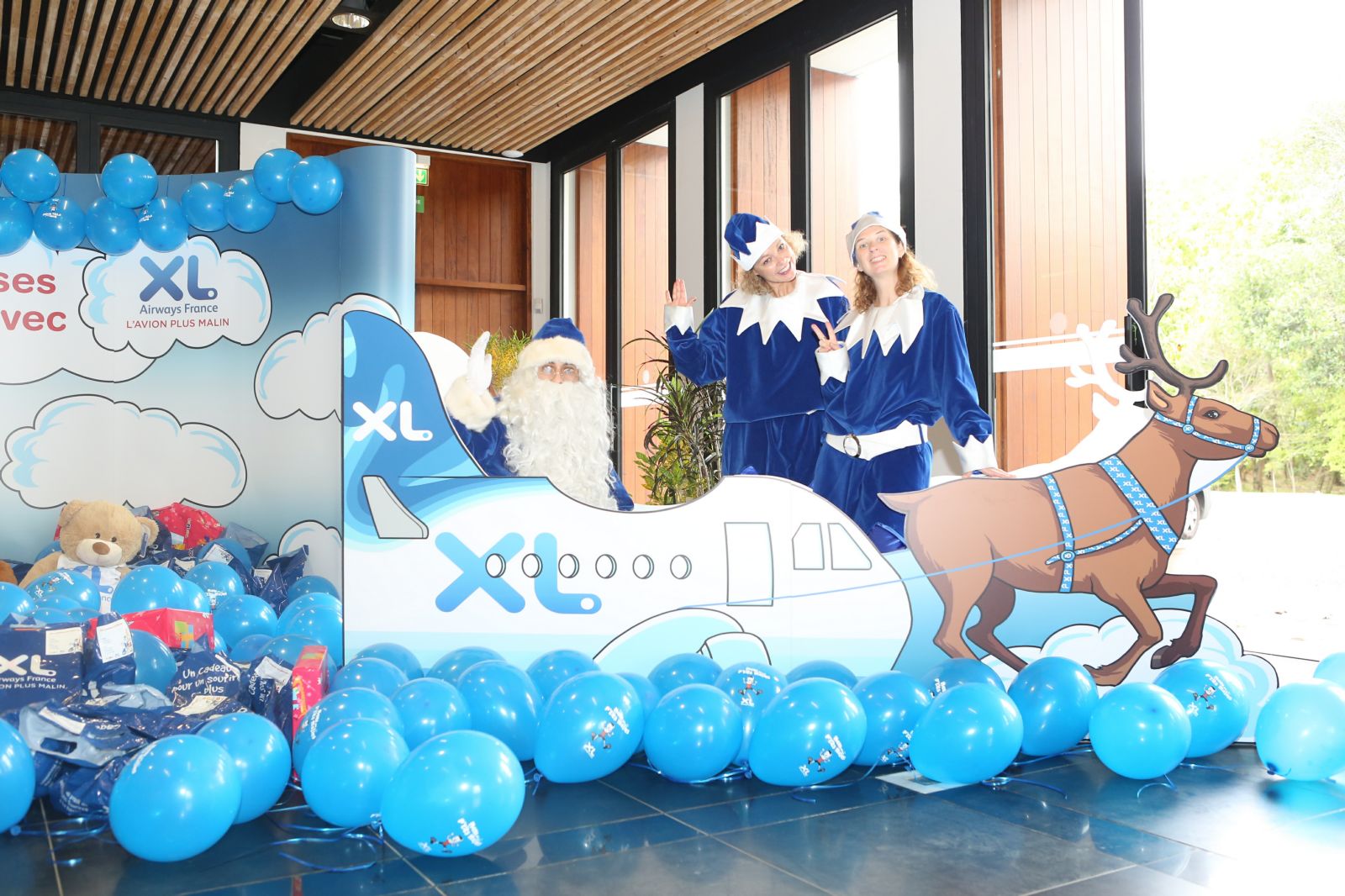 Noël de Rêve pour les marmailles de 1000 Sourires avec le Père Noël Bleu XL Airways