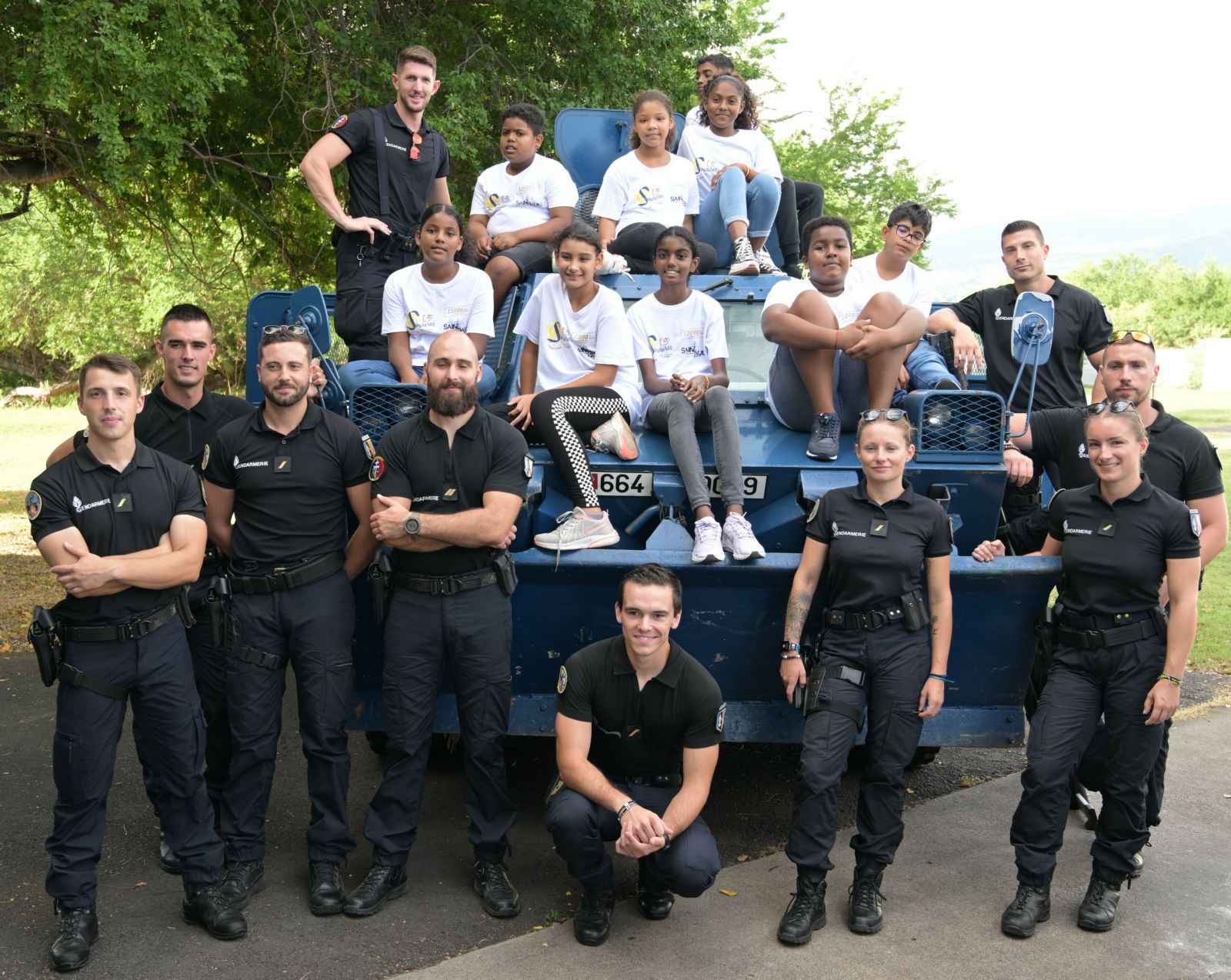 <center>Des ateliers de sensibilisation aux valeurs <br>citoyennes avec les gendarmes pour <br>les marmailles de 1000 Sourires