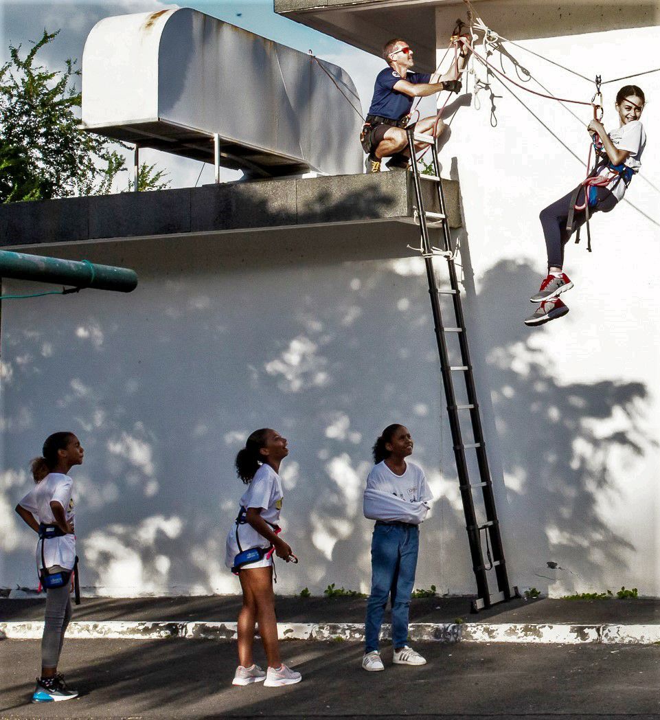 <center>Des ateliers de sensibilisation aux valeurs <br>citoyennes avec les gendarmes pour <br>les marmailles de 1000 Sourires <center>Des ateliers de sensibilisation aux valeurs <br>citoyennes avec les gendarmes pour <br>les marmailles de 1000 Sourires