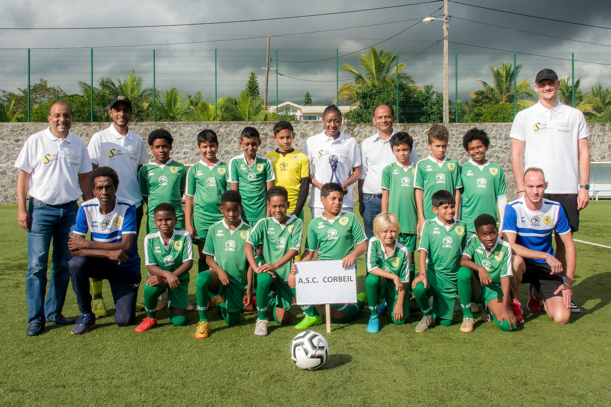 <center> 12ème édition « "Foot en VIM " de 1000 Sourires : Kadidiatou Diani, Ludovic Ajorque et Fabrice Abriel font rêver les petits footballeurs <br>en herbe de 1000 Sourires