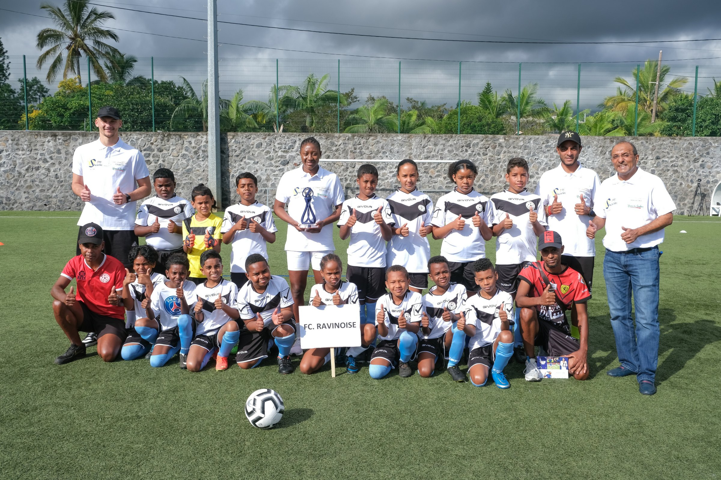 <center> 12ème édition « "Foot en VIM " de 1000 Sourires : Kadidiatou Diani, Ludovic Ajorque et Fabrice Abriel font rêver les petits footballeurs <br>en herbe de 1000 Sourires