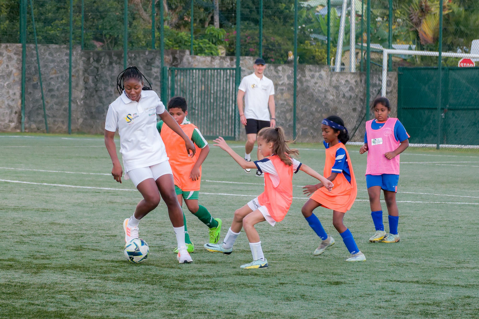 <center> 12ème édition « "Foot en VIM " de 1000 Sourires : Kadidiatou Diani, Ludovic Ajorque et Fabrice Abriel font rêver les petits footballeurs <br>en herbe de 1000 Sourires