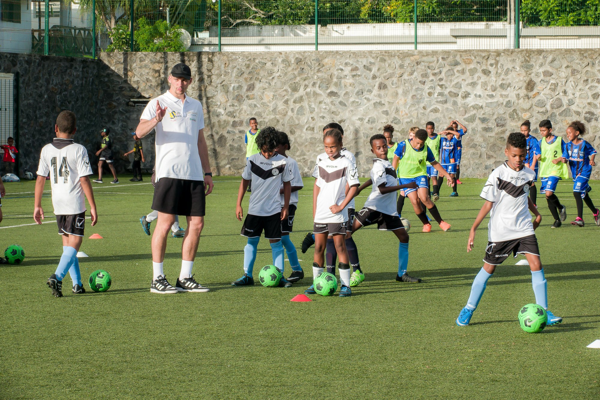 <center> 12ème édition « "Foot en VIM " de 1000 Sourires : Kadidiatou Diani, Ludovic Ajorque et Fabrice Abriel font rêver les petits footballeurs <br>en herbe de 1000 Sourires