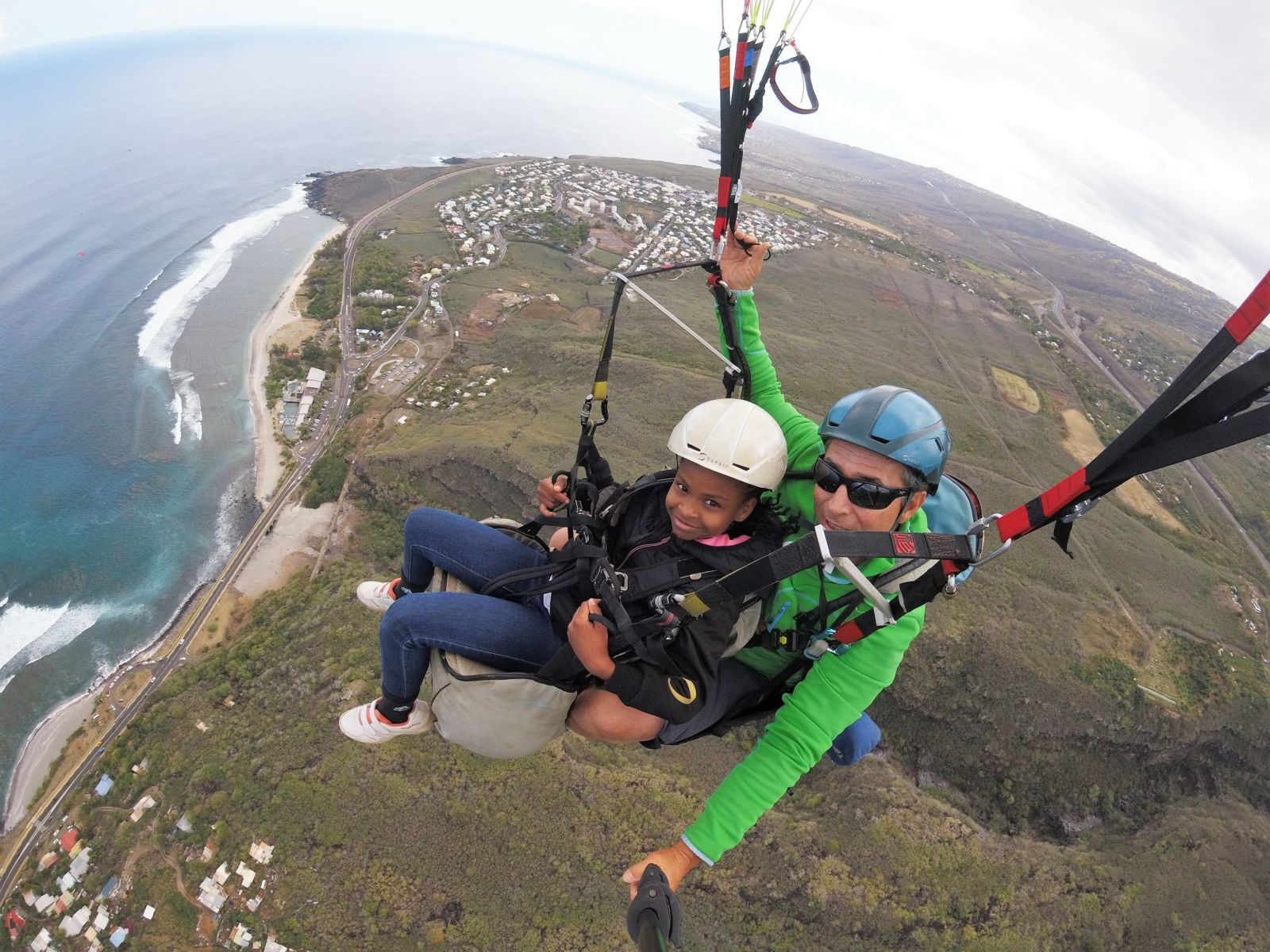 <center>Les marmailles s’envolent en parapente <br>et découvrent des baleines vue du ciel ....