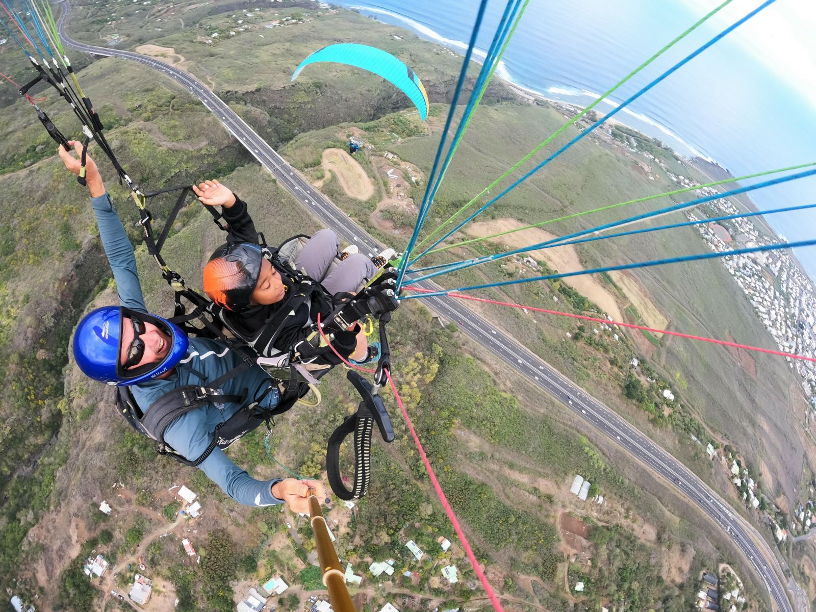 <center>Les marmailles s’envolent en parapente <br>et découvrent des baleines vue du ciel ....