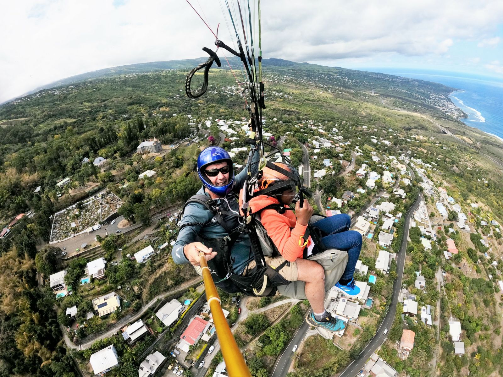 <center>Les marmailles s’envolent en parapente <br>et découvrent des baleines vue du ciel ....
