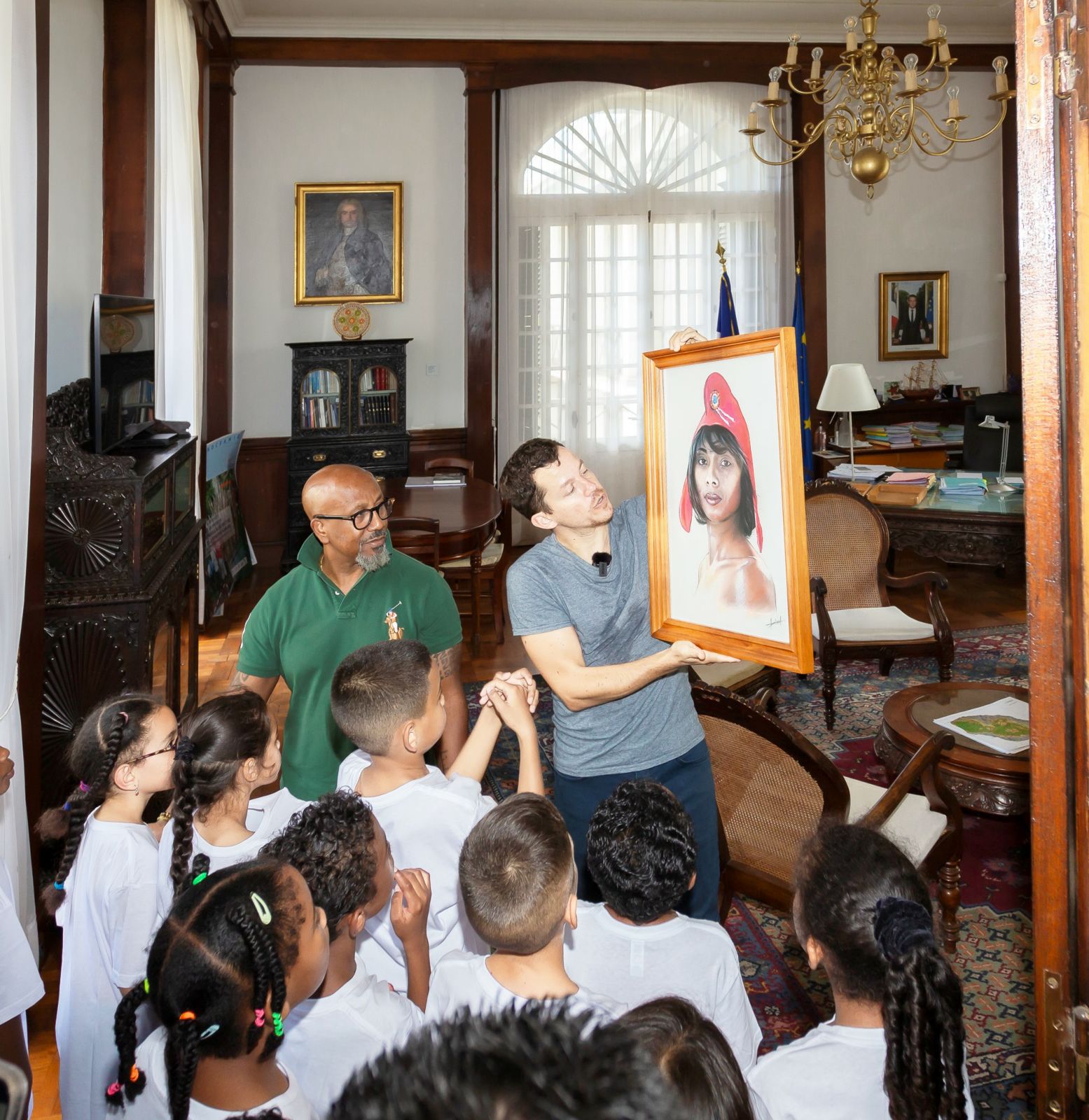 <center>300ème opération de l’Association 1000 Sourires :  <br>les marmailles découvrent les coulisses <br> de la Préfecture et d’un Boeing 777 d’Air Austral